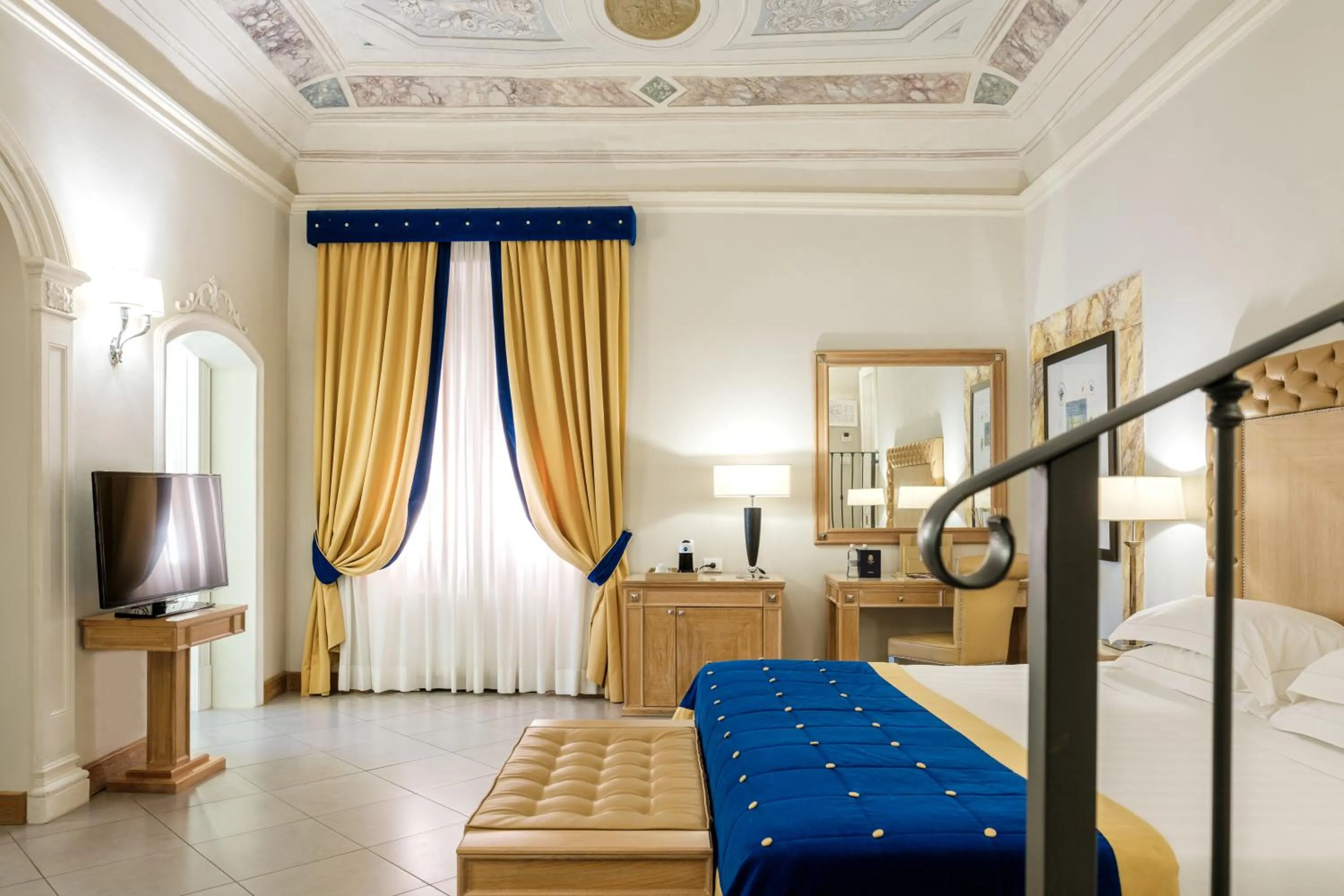 Bed in Villa Tolomei Hotel & Resort