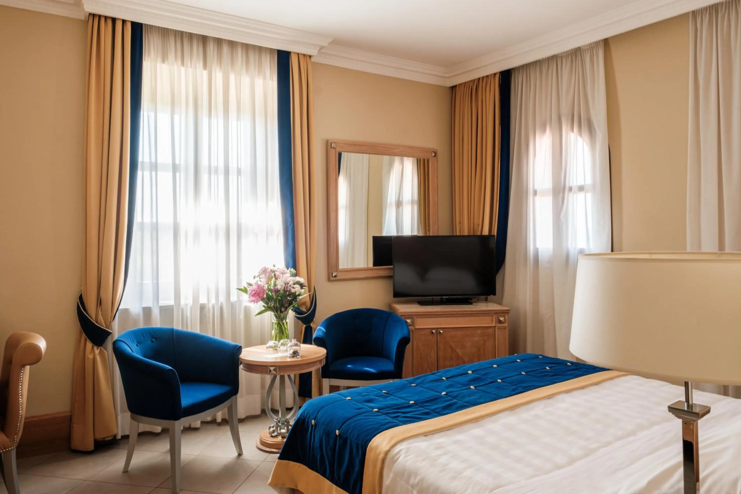 TV and multimedia, Bed in Villa Tolomei Hotel & Resort