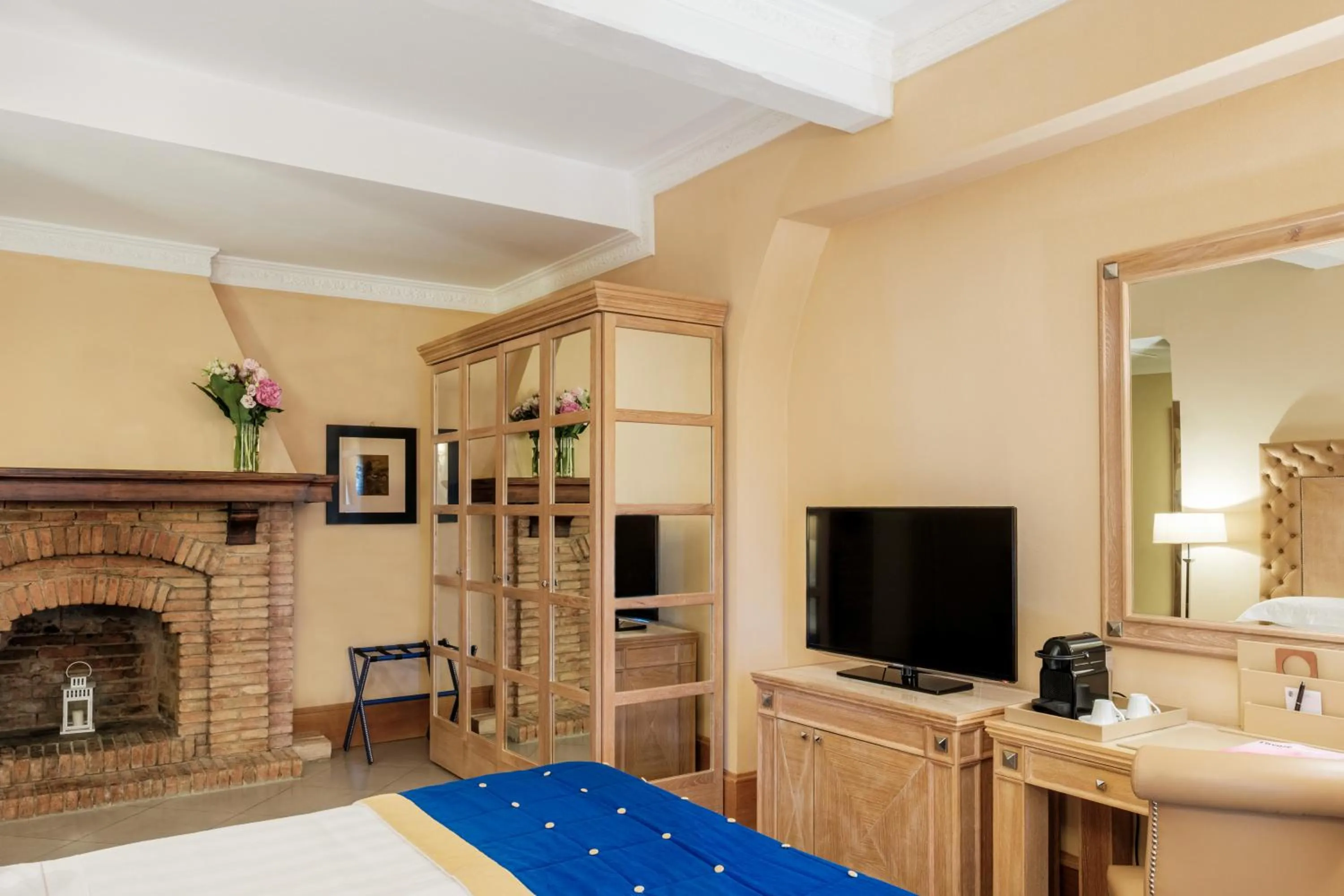 Bed in Villa Tolomei Hotel & Resort