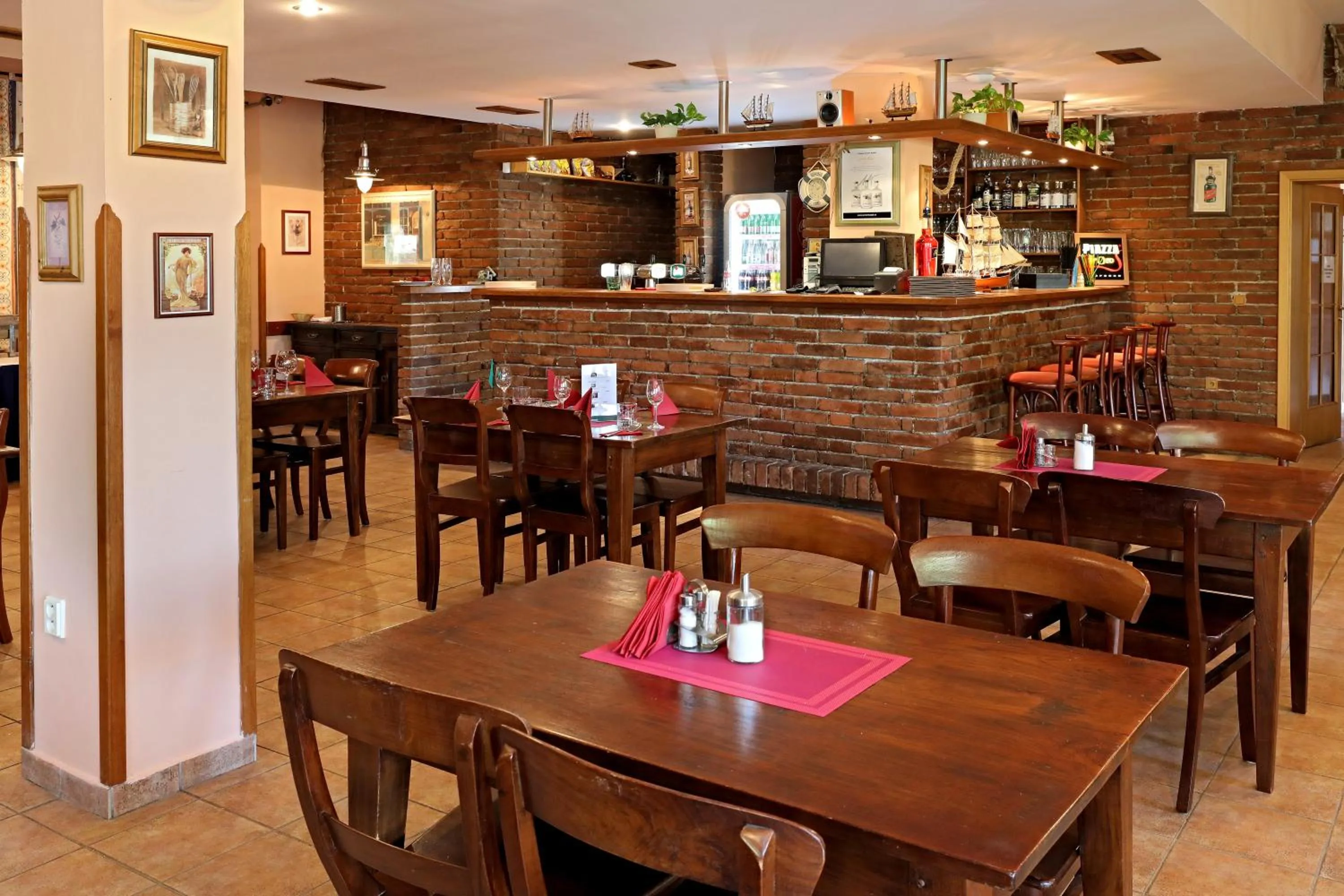 Restaurant/places to eat in Hotel Laguna Slapy