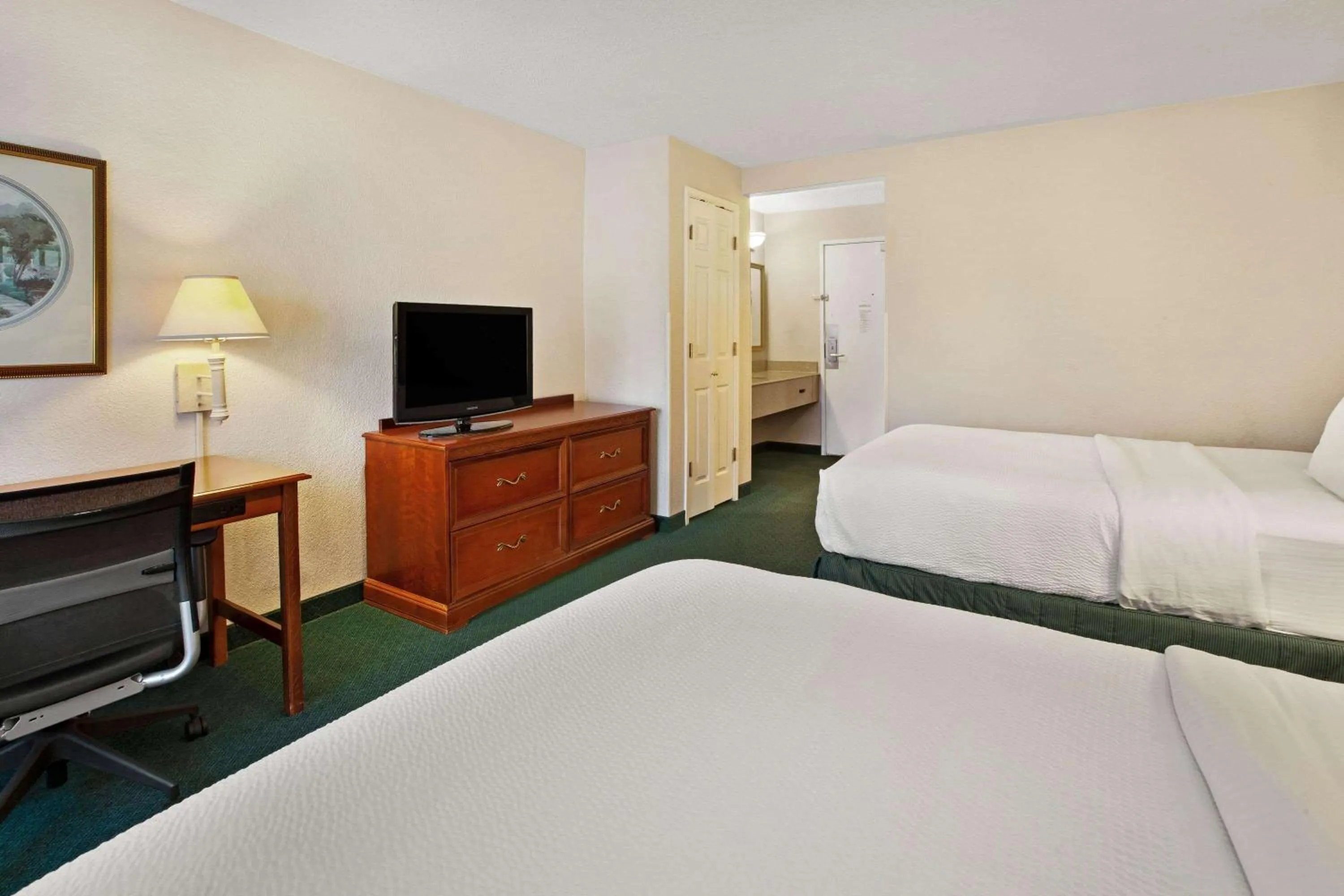 Photo of the whole room, Bed in La Quinta Inn by Wyndham Detroit Canton