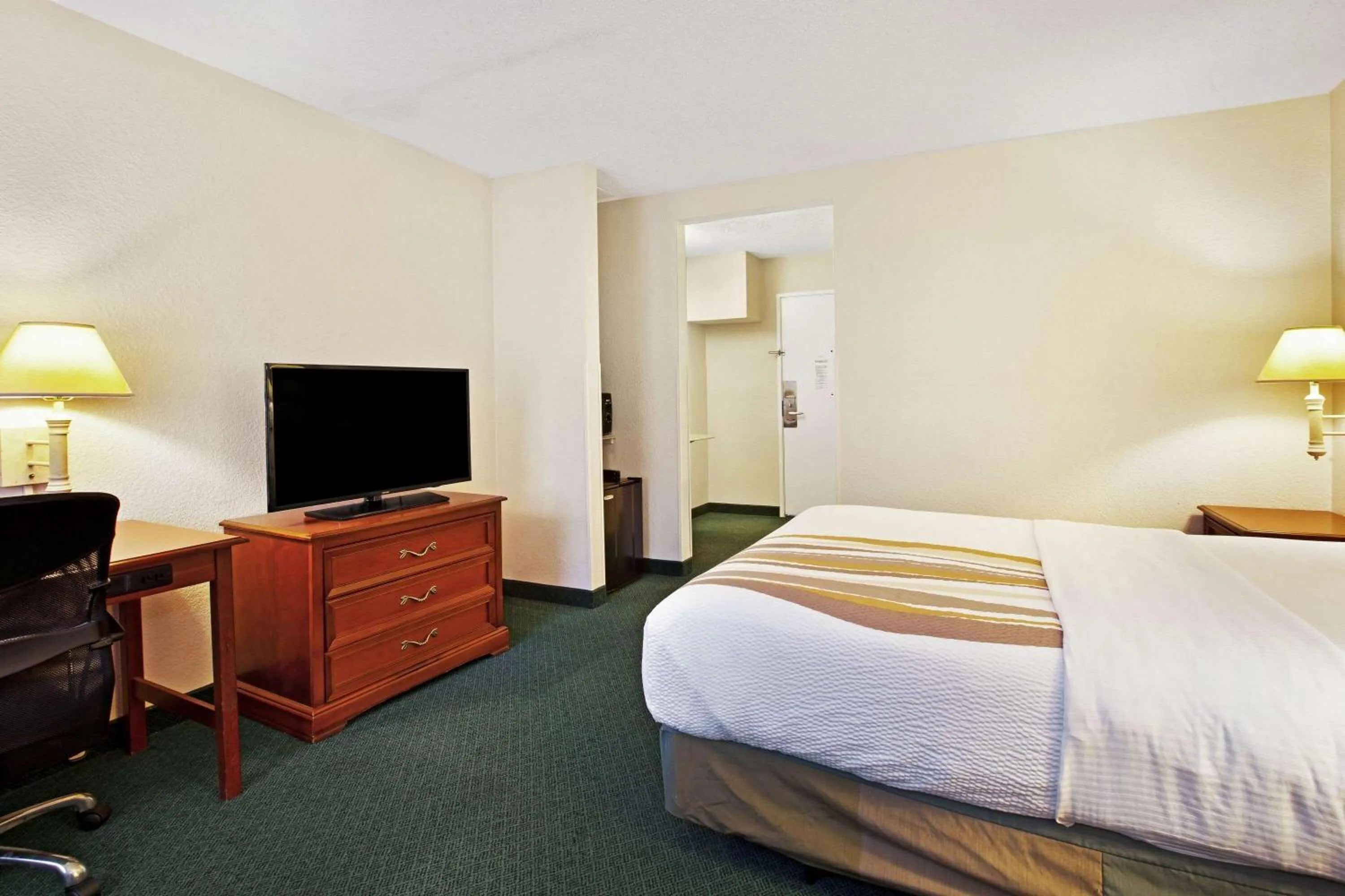 Photo of the whole room, Bed in La Quinta Inn by Wyndham Detroit Canton