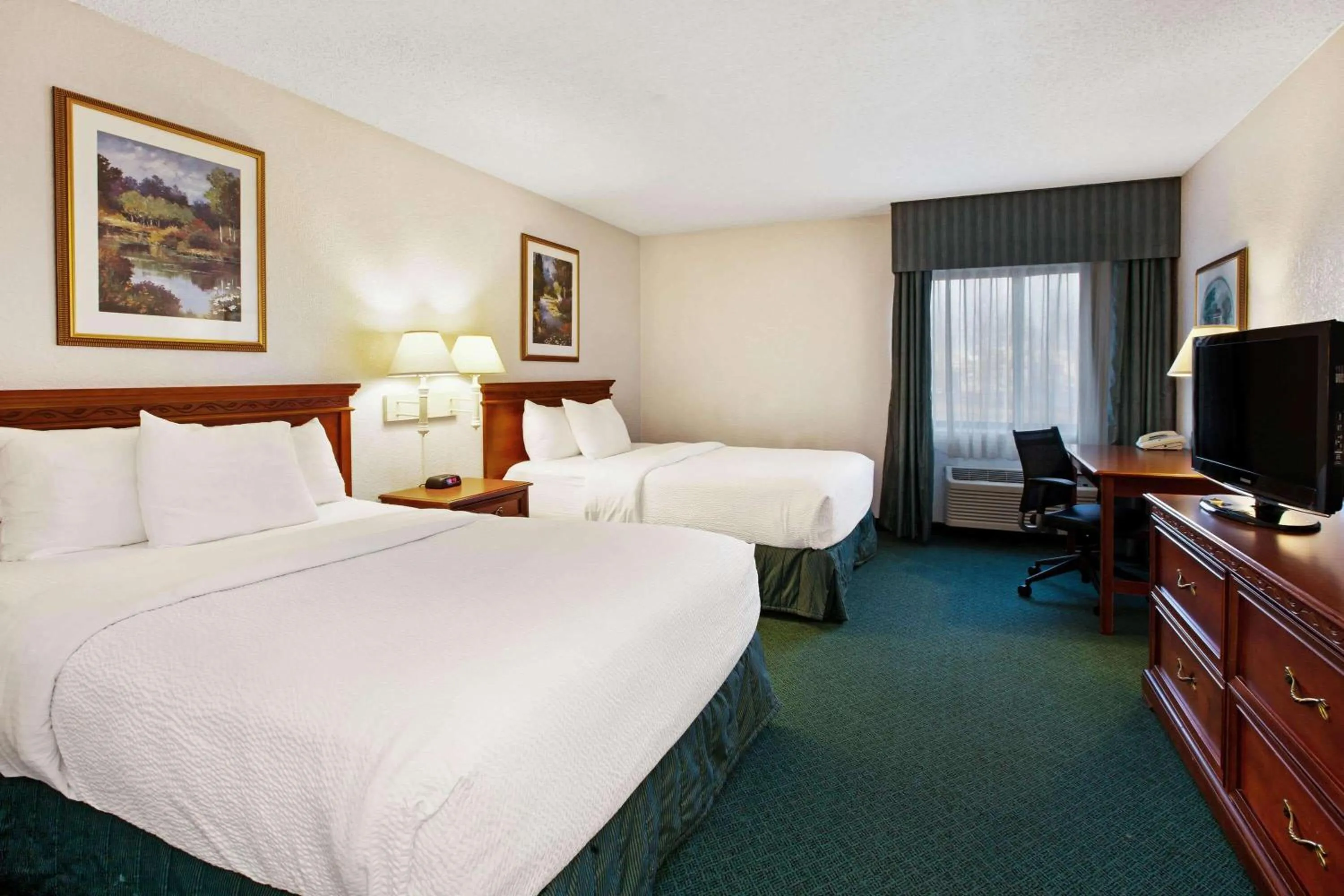 Photo of the whole room, Bed in La Quinta Inn by Wyndham Detroit Canton