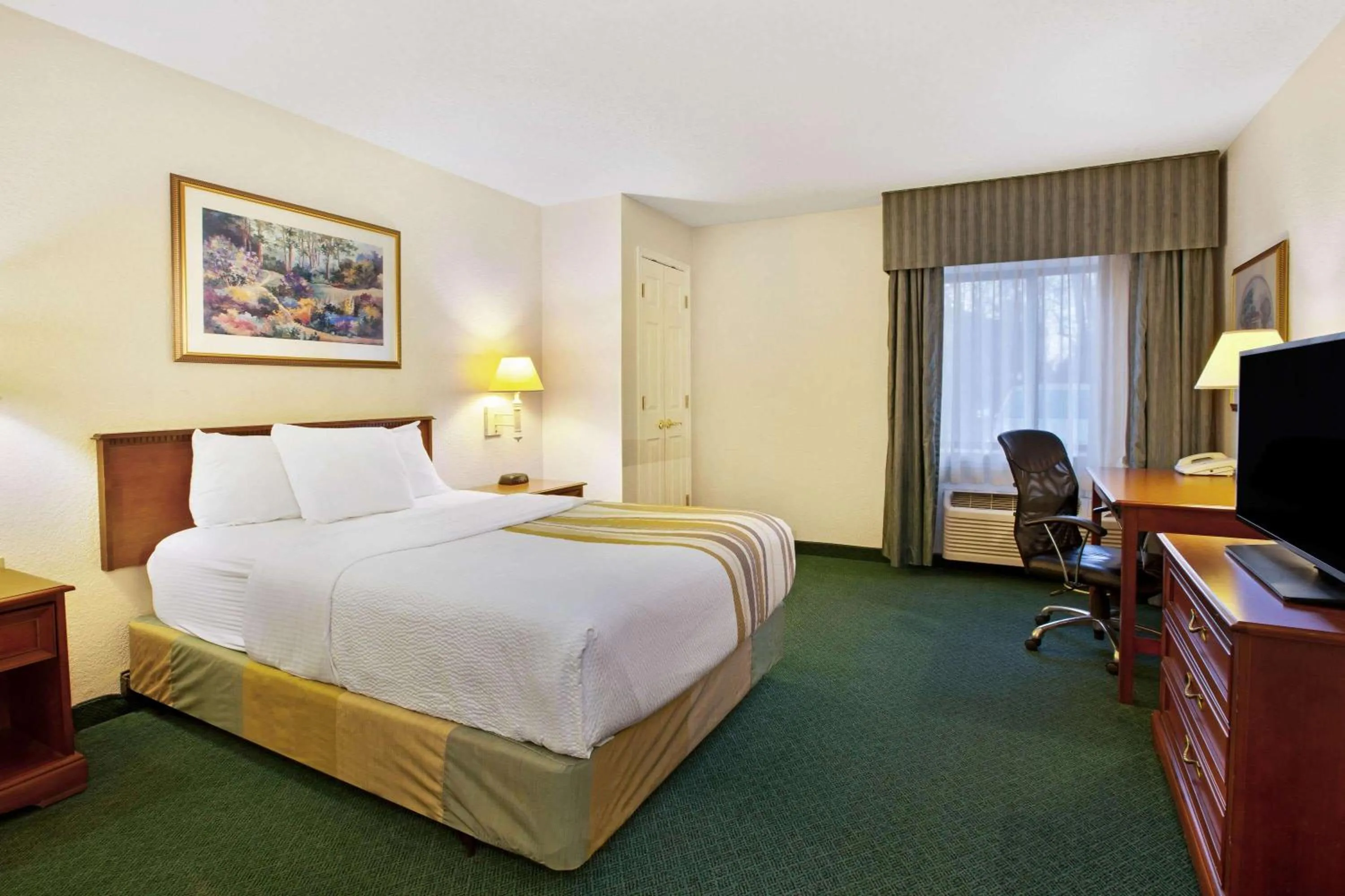 Photo of the whole room, Bed in La Quinta Inn by Wyndham Detroit Canton