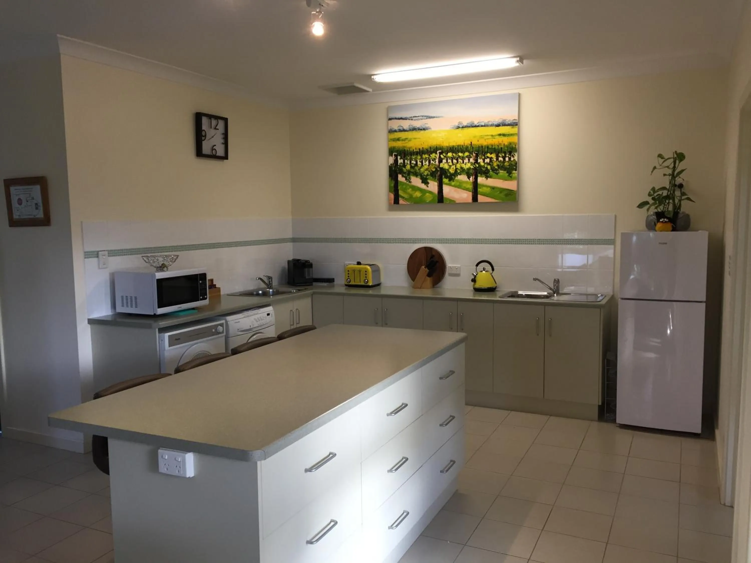 Kitchen or kitchenette in Lyreen's Apartment