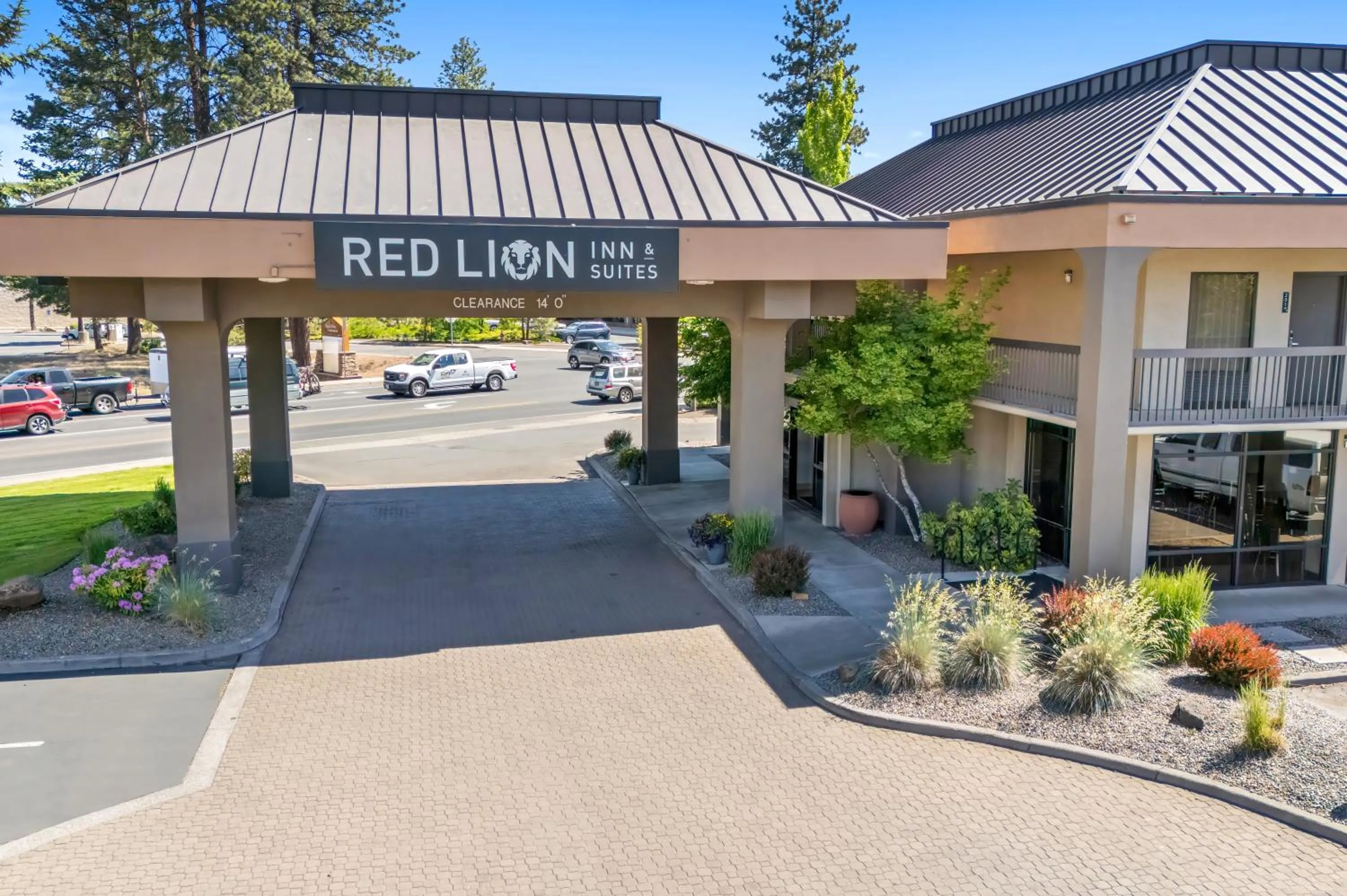 Property building in Red Lion Inn & Suites Deschutes River - Bend