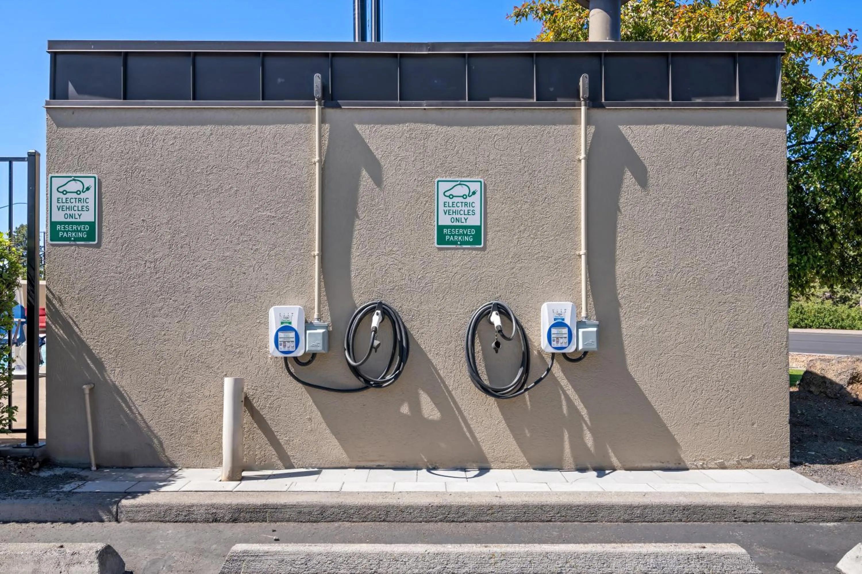 Parking in Red Lion Inn & Suites Deschutes River - Bend