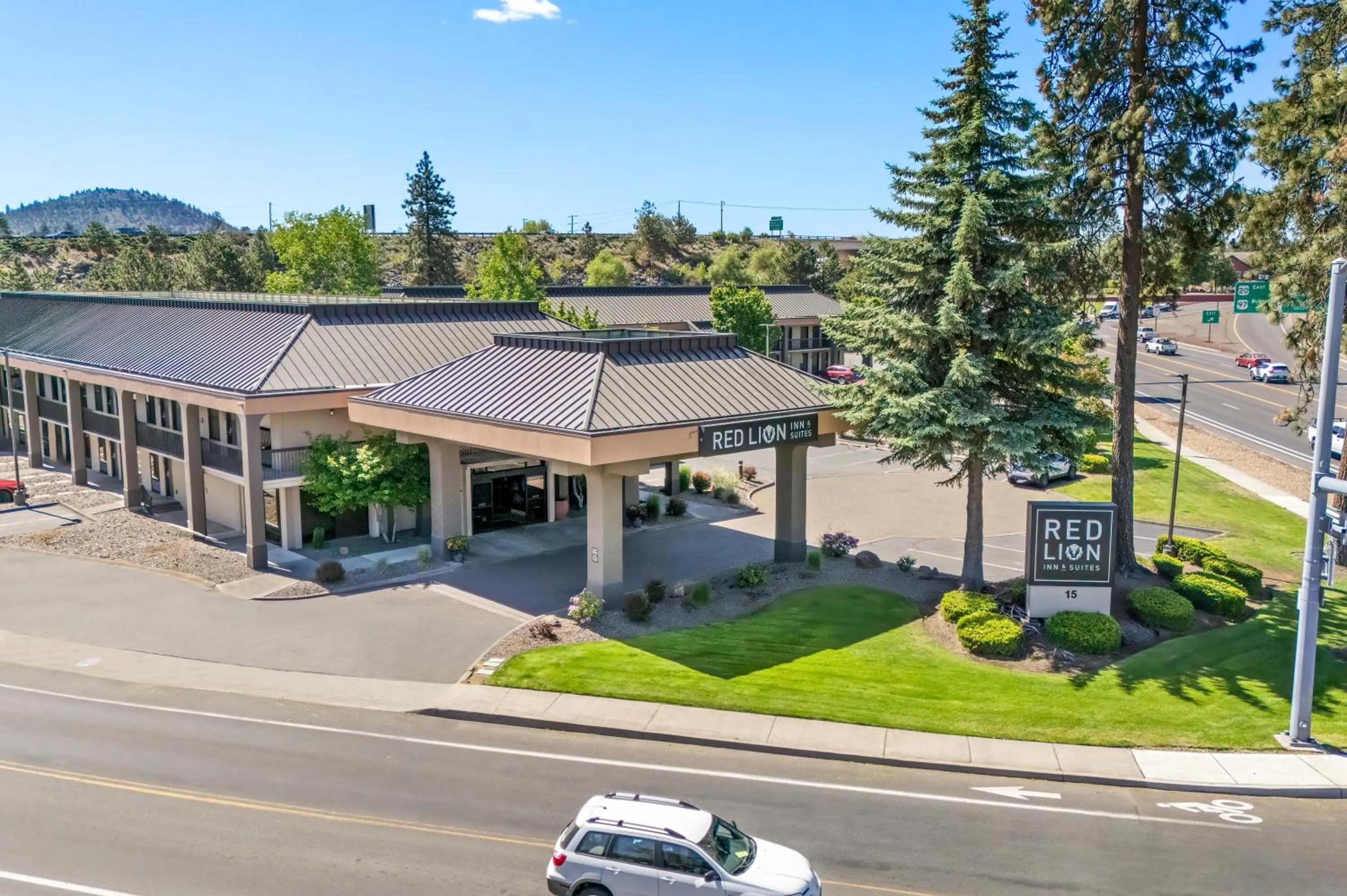 Property building in Red Lion Inn & Suites Deschutes River - Bend