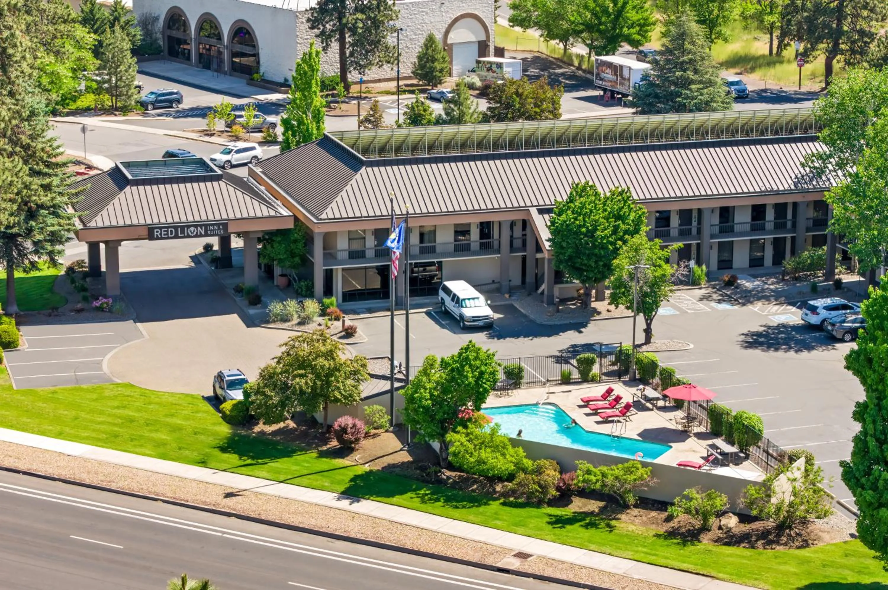 Property building in Red Lion Inn & Suites Deschutes River - Bend