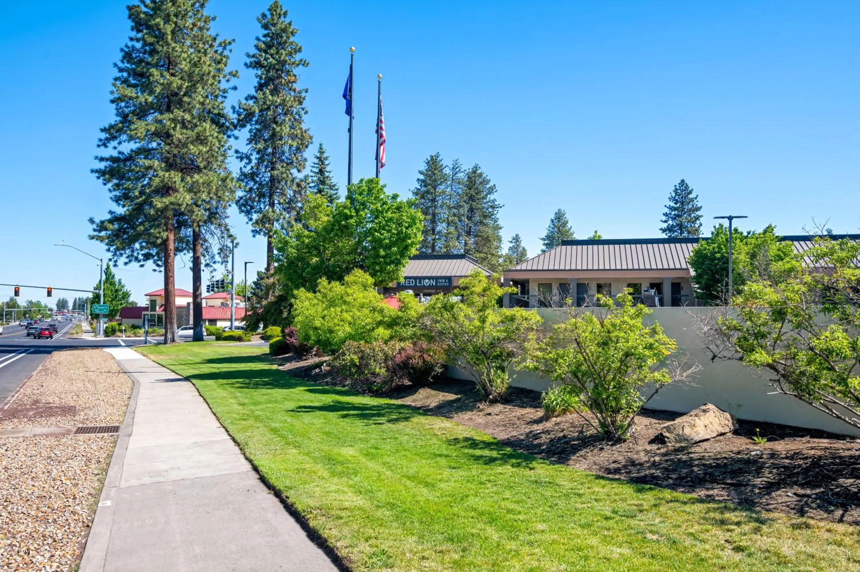 Property building in Red Lion Inn & Suites Deschutes River - Bend