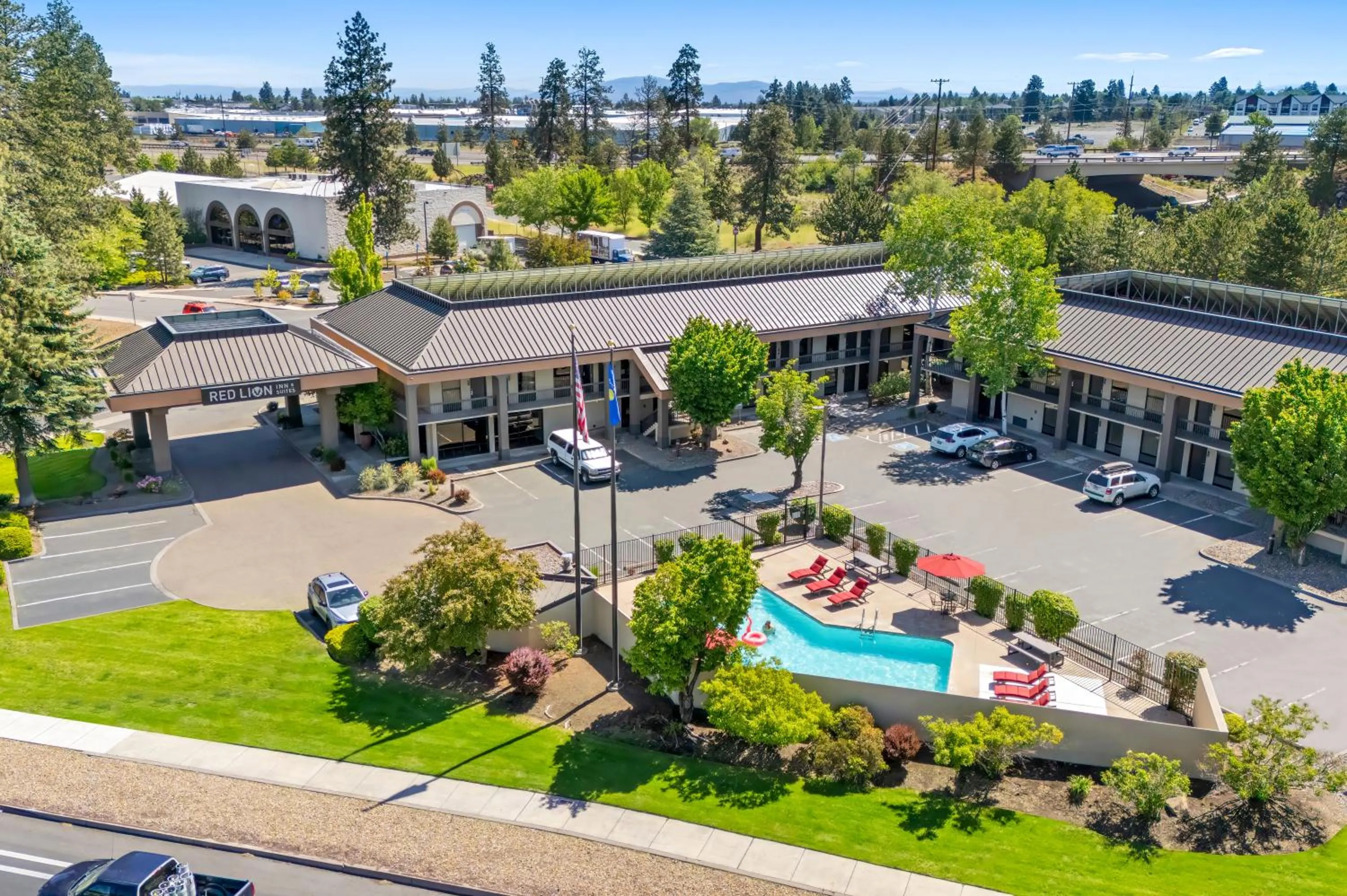 Property building in Red Lion Inn & Suites Deschutes River - Bend
