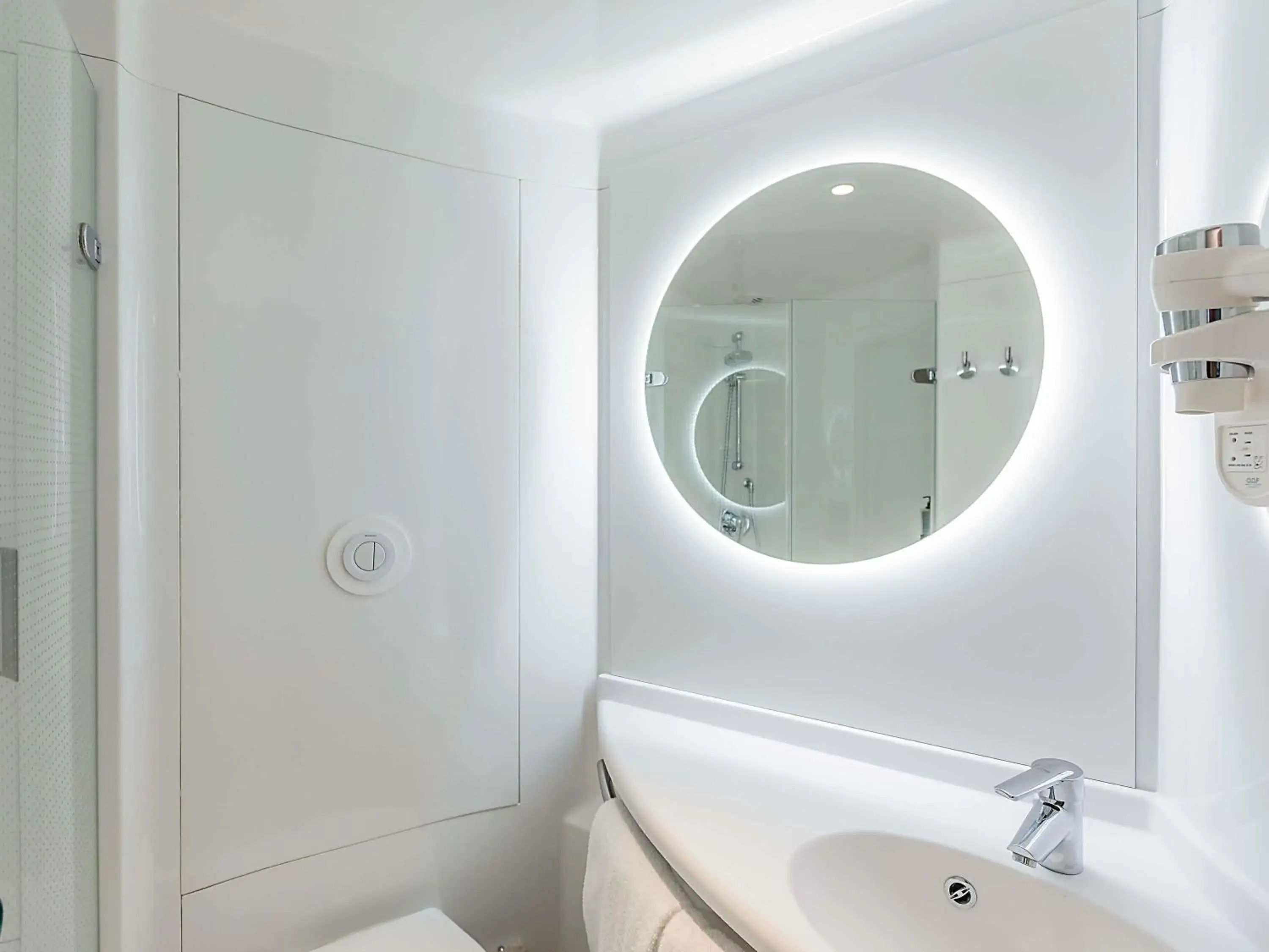 Twin Room - Non-Smoking in Hotel ibis Lisboa Alfragide Twin Room - Non-Smoking in Hotel ibis Lisboa Alfragide