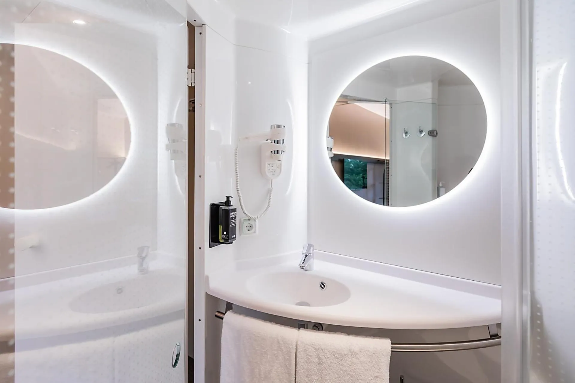 Bathroom in Hotel ibis Lisboa Alfragide