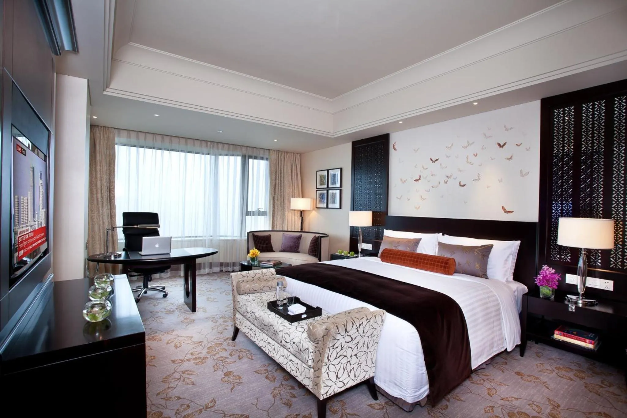 Photo of the whole room, Bed in InterContinental Wuxi by IHG