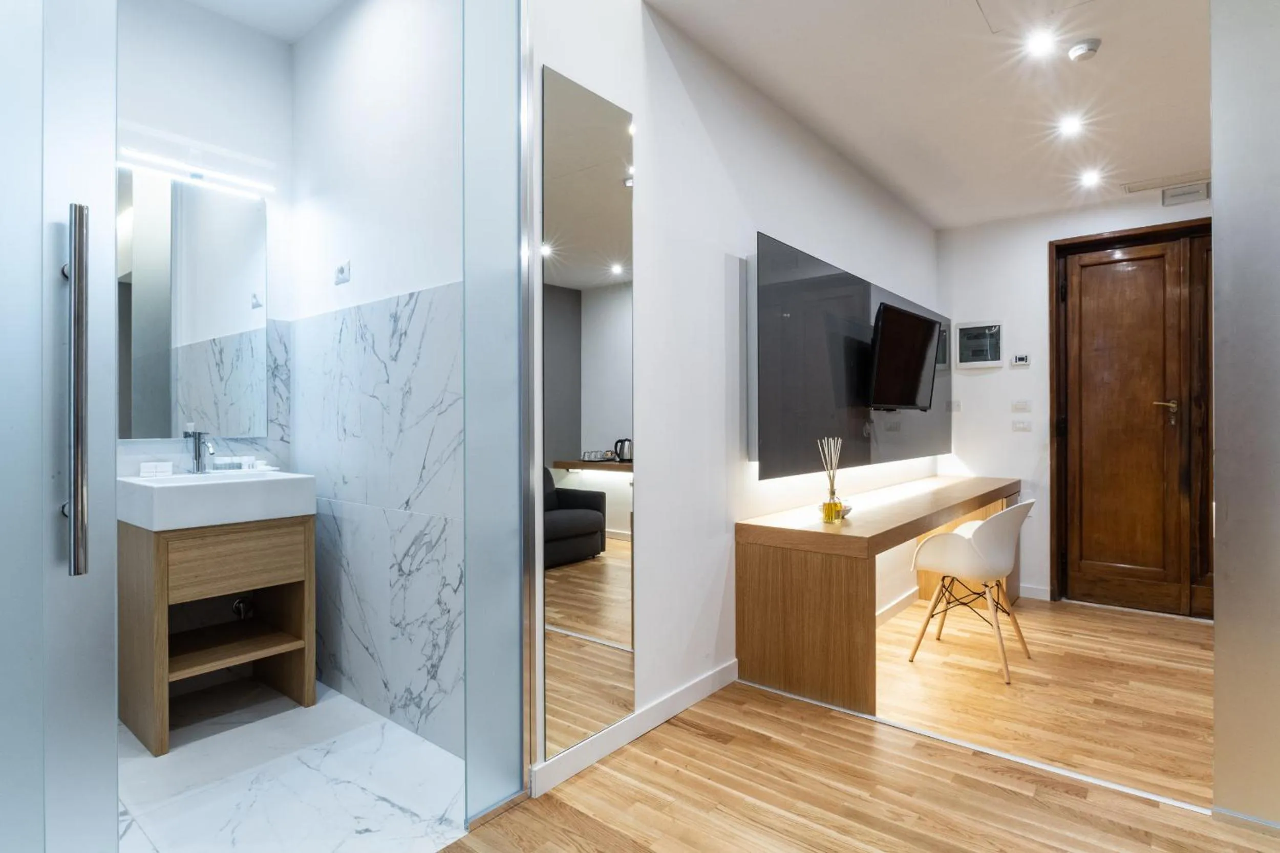 TV and multimedia in Concept Terrace Hotel