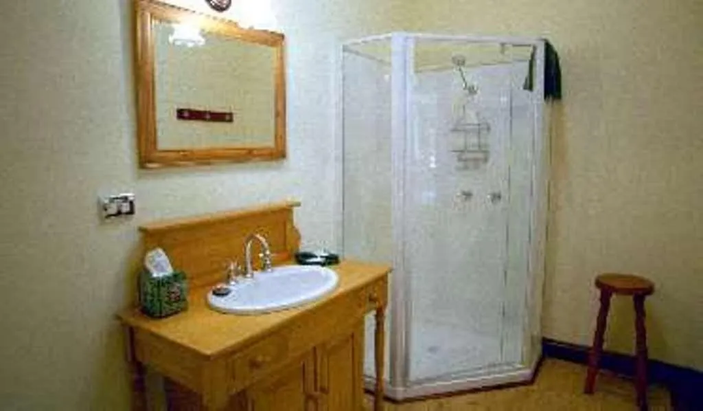 Bathroom in Butterfly Farm Bed and Breakfast Nirranda