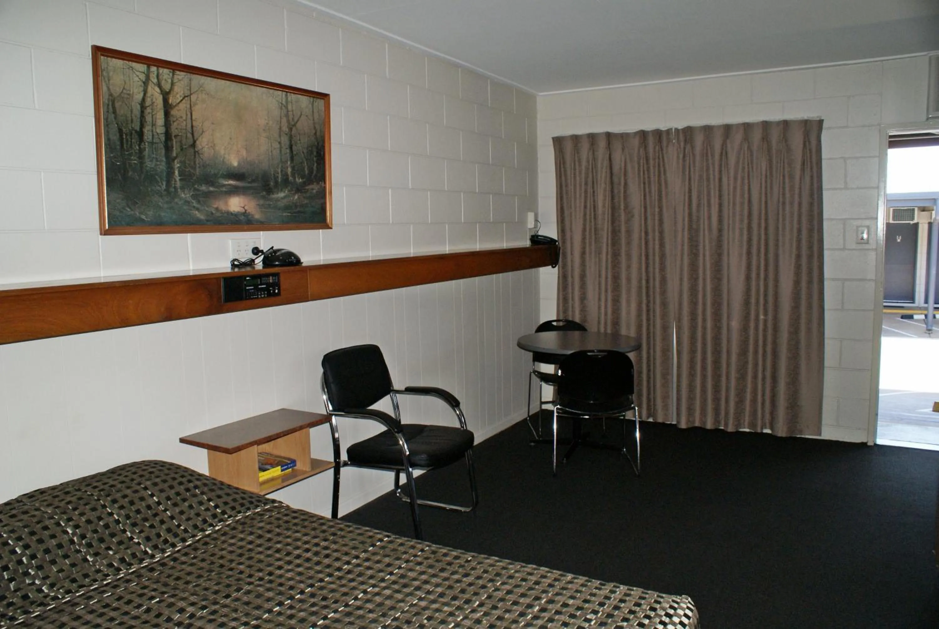 Photo of the whole room in Black Diamond Motel