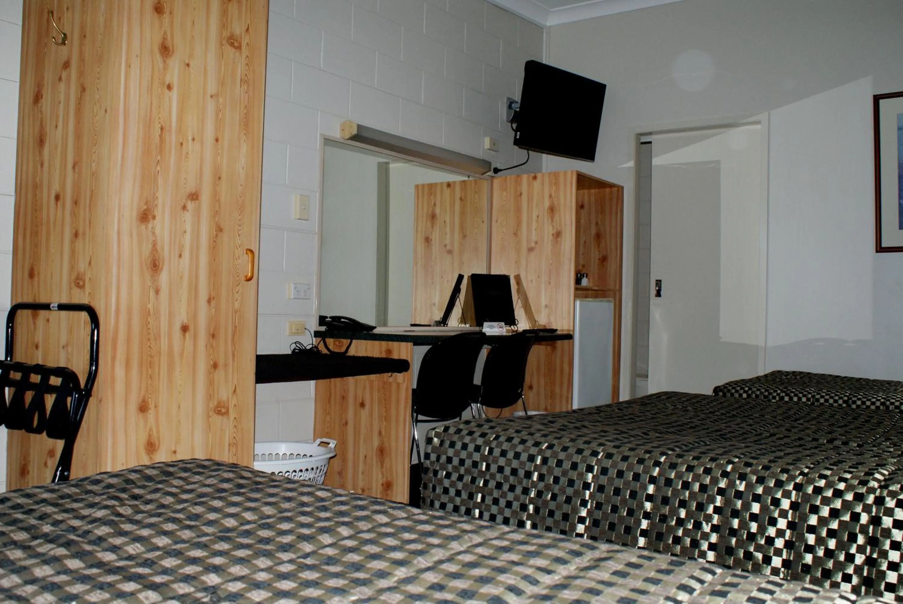 Photo of the whole room, Bed in Black Diamond Motel