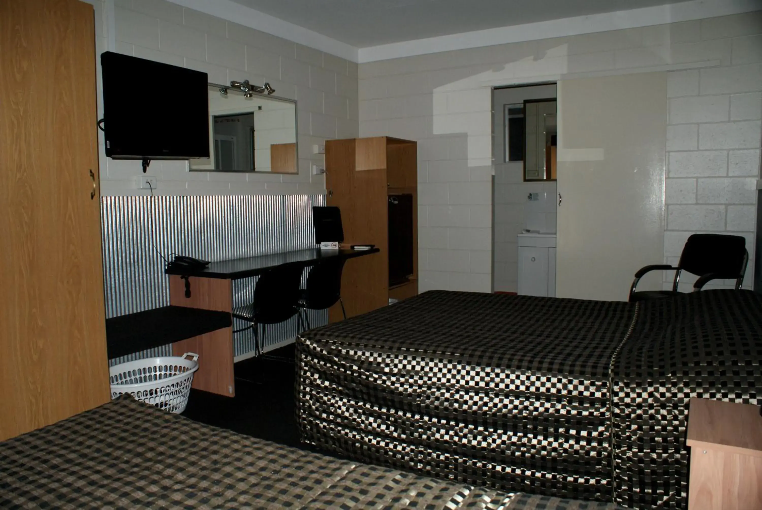 Basic Triple Room in Black Diamond Motel Basic Triple Room in Black Diamond Motel