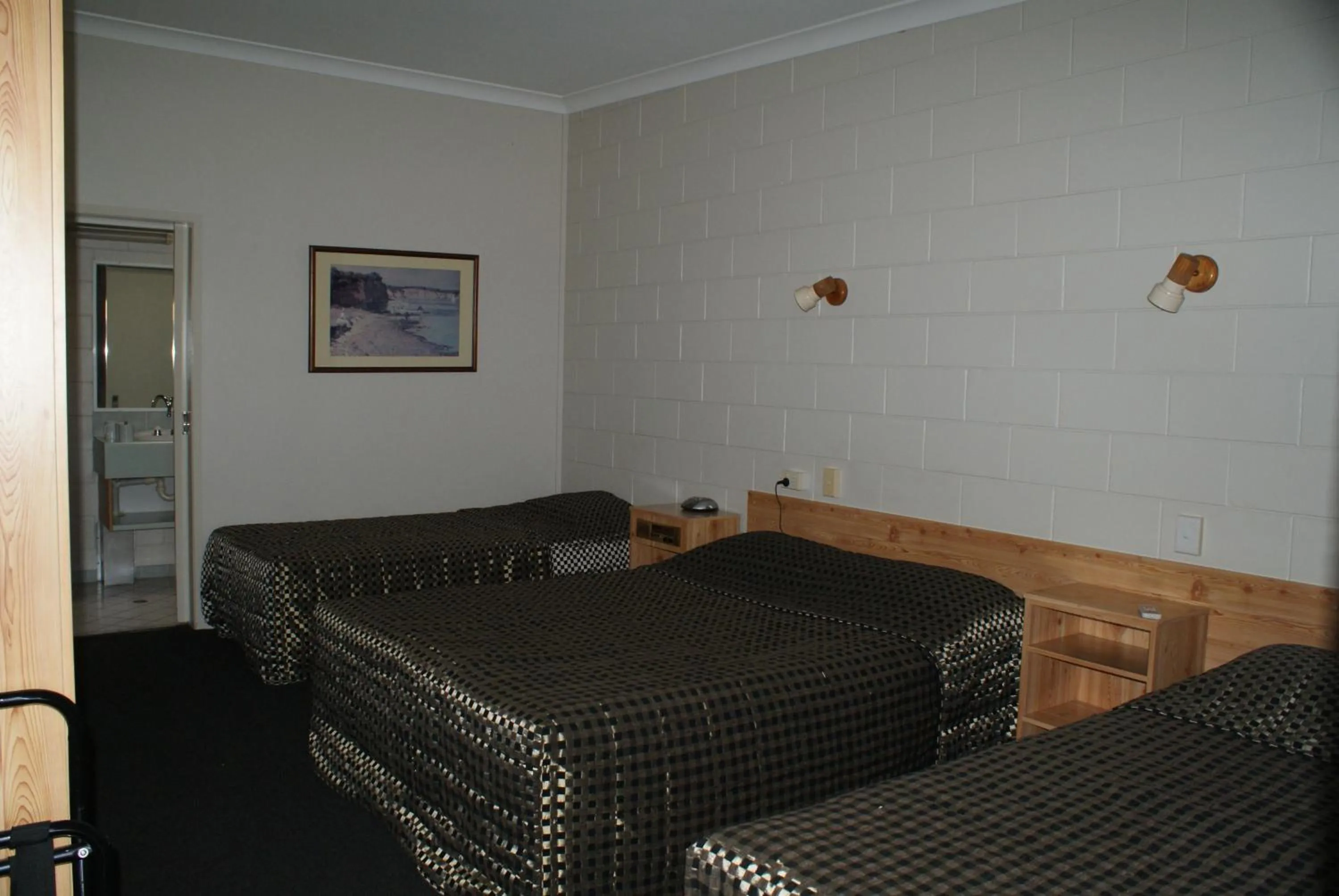 Photo of the whole room, Bed in Black Diamond Motel