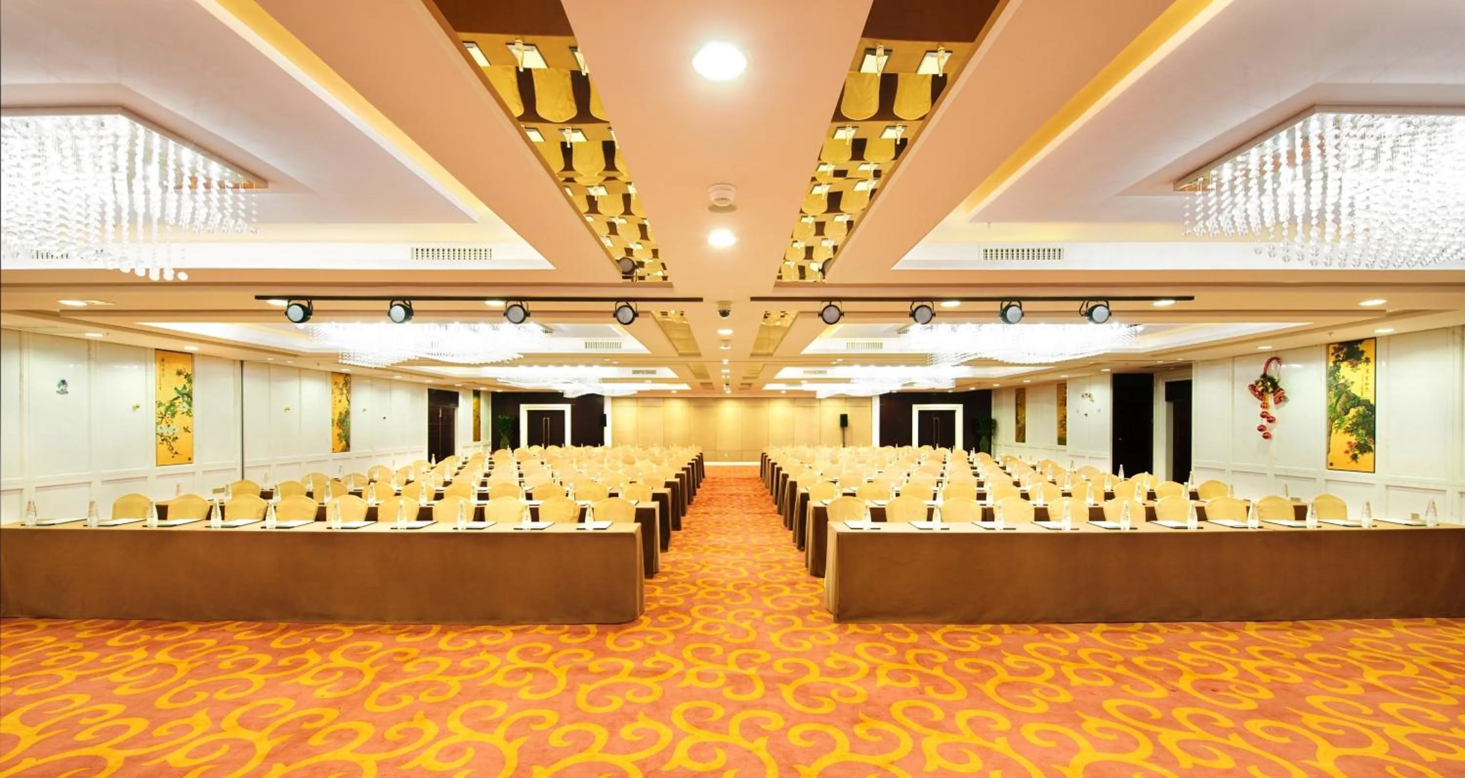 Business facilities in Golden Eagle Summit Hotel (Downtown)