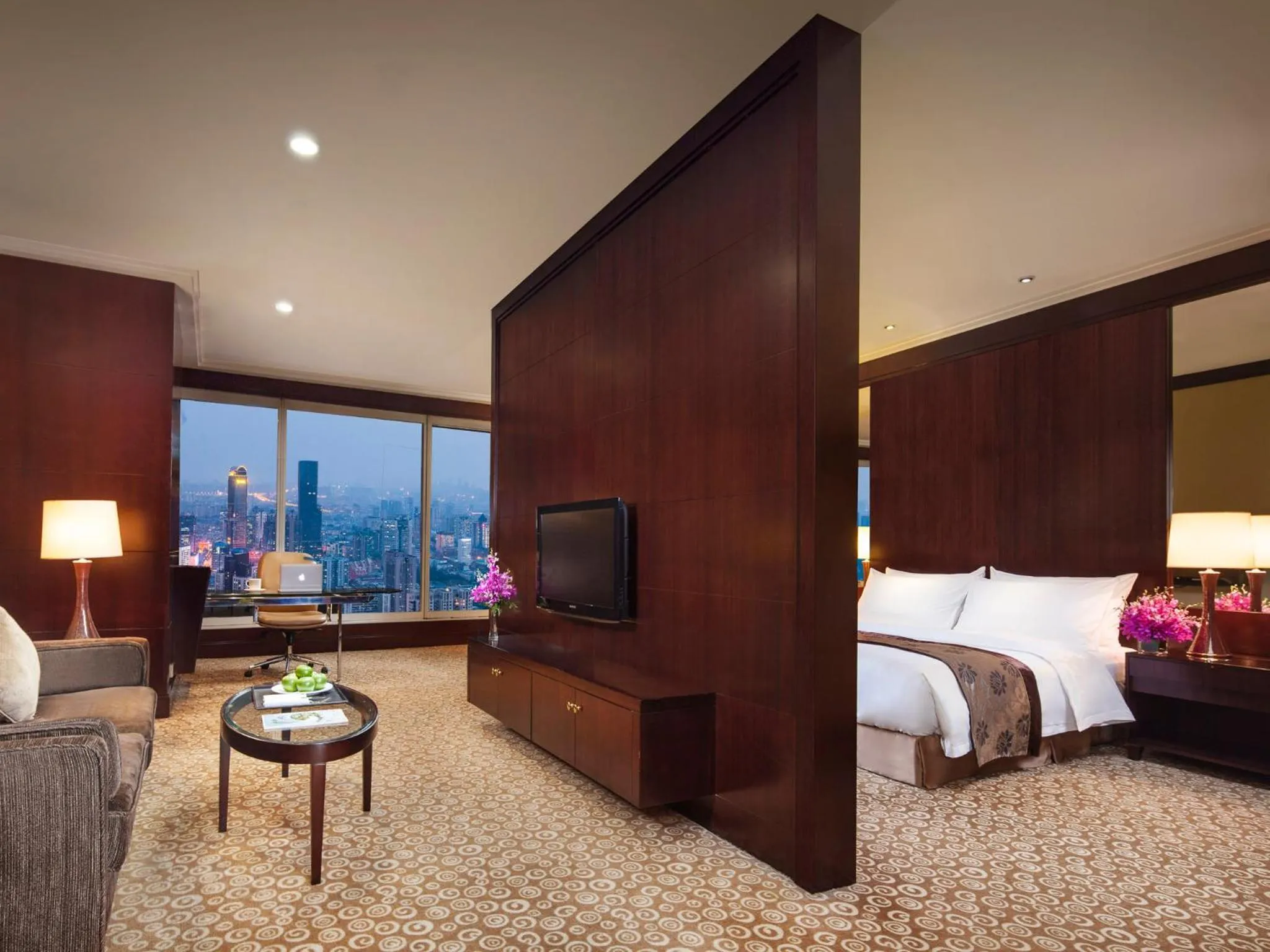 Photo of the whole room in Golden Eagle Summit Hotel (Downtown)