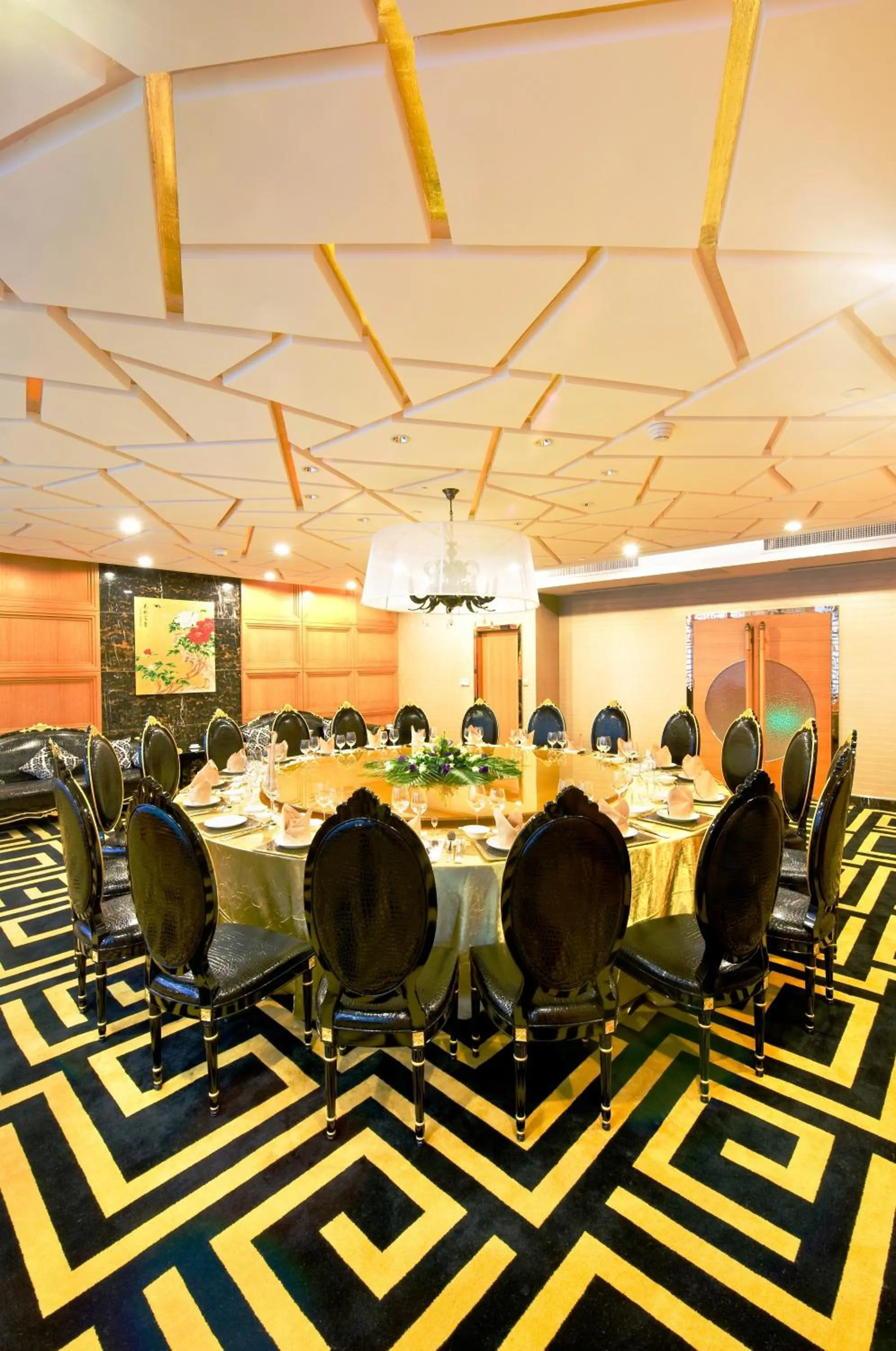 Restaurant/places to eat in Golden Eagle Summit Hotel (Downtown)