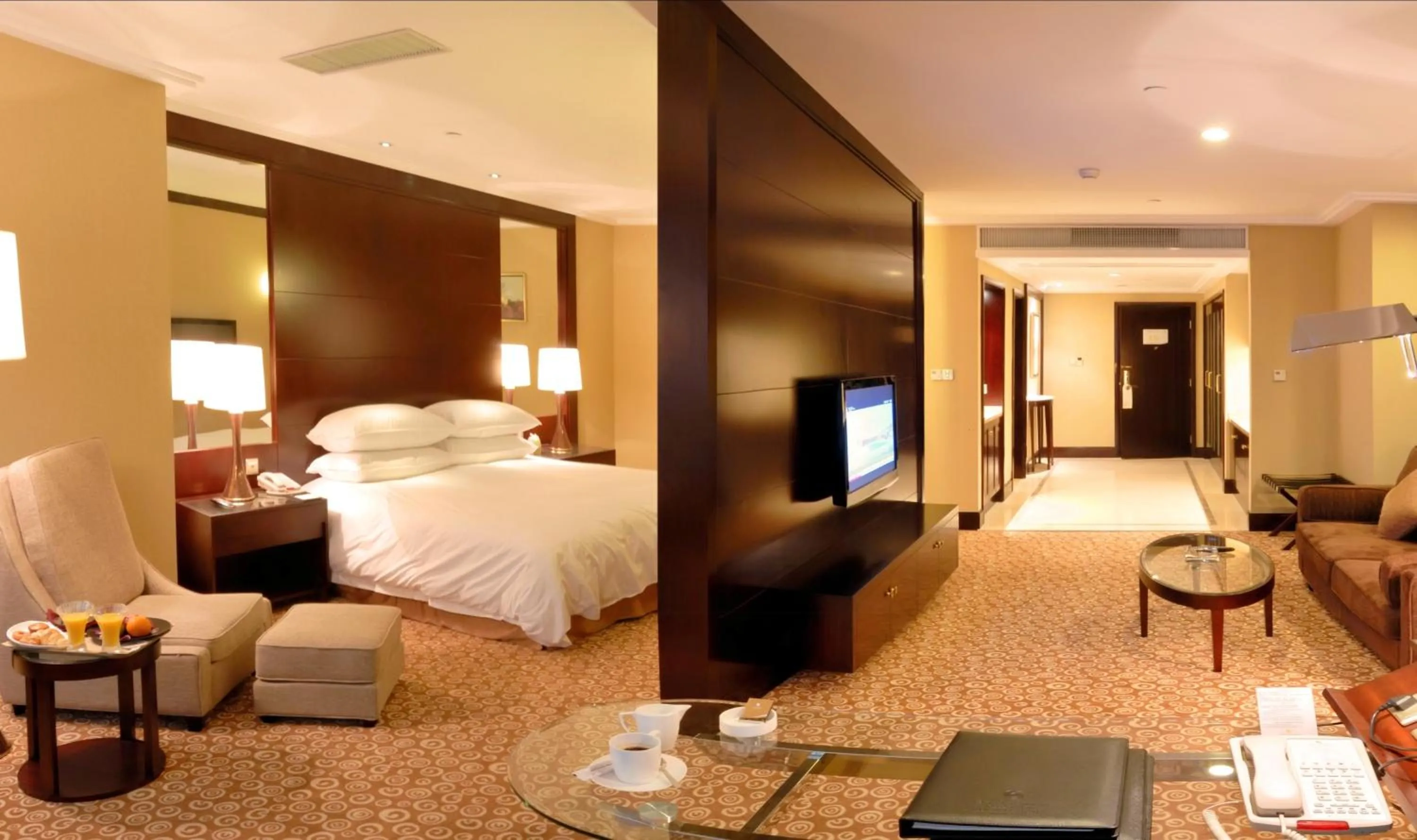 Photo of the whole room in Golden Eagle Summit Hotel (Downtown)