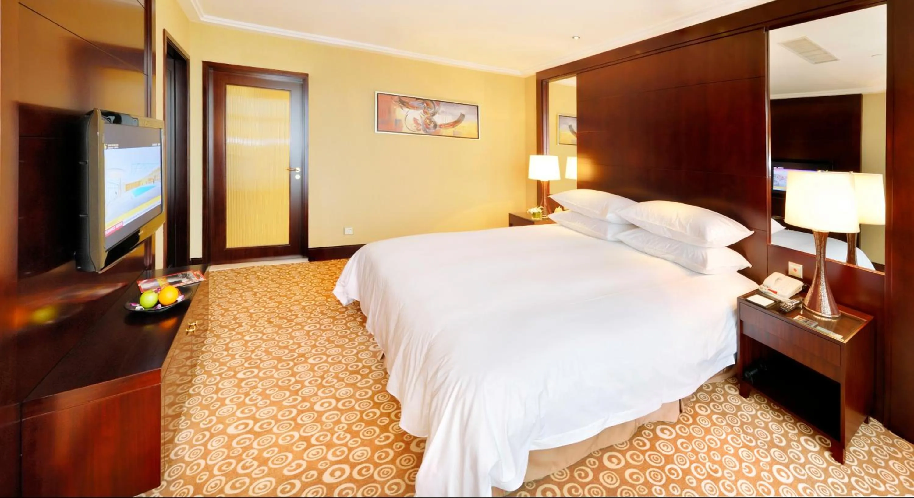 Bed in Golden Eagle Summit Hotel (Downtown)