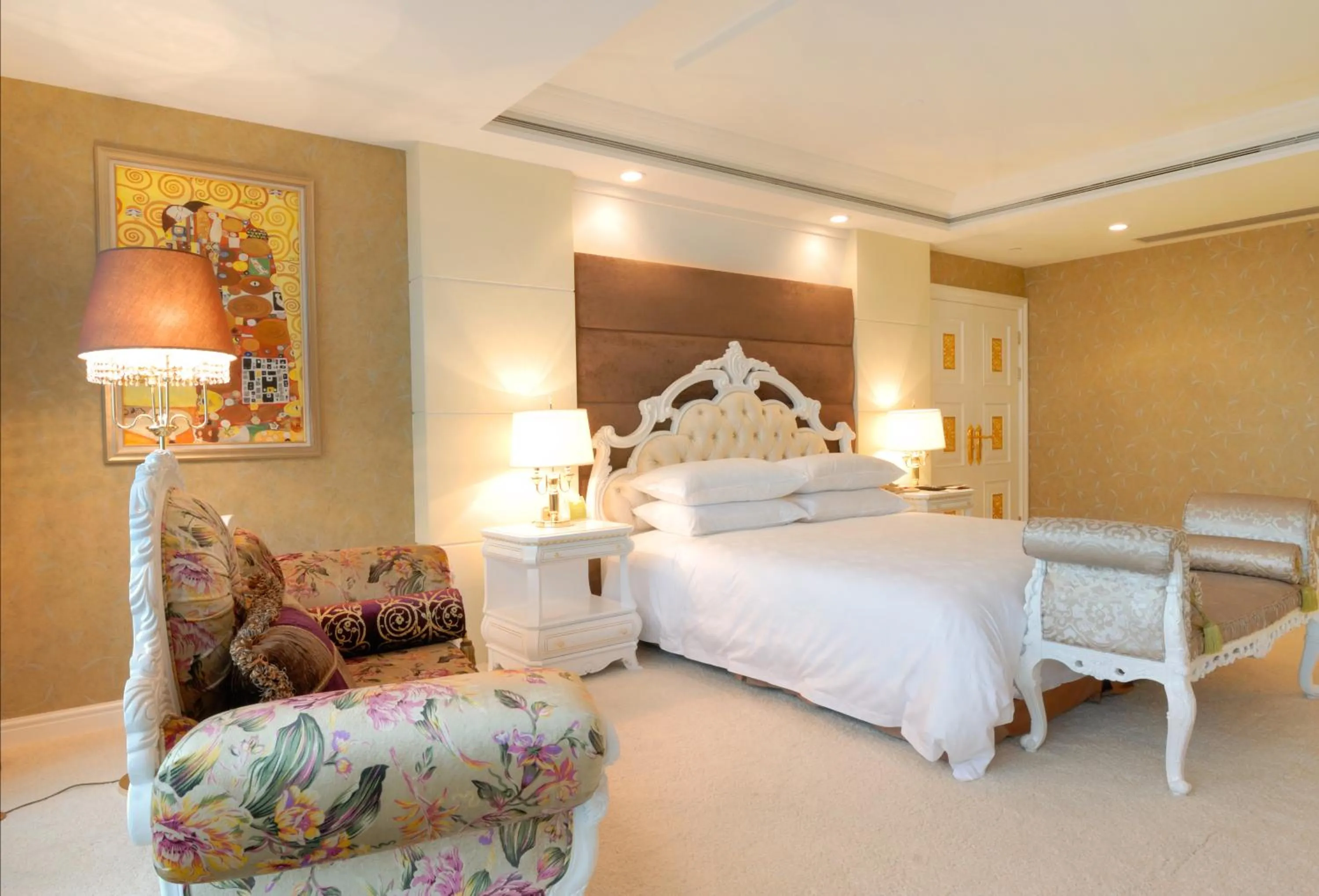 Bedroom in Golden Eagle Summit Hotel (Downtown)