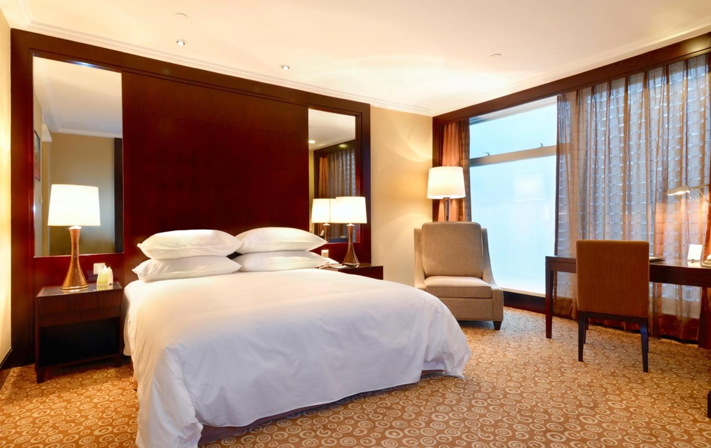 Bed in Golden Eagle Summit Hotel (Downtown)