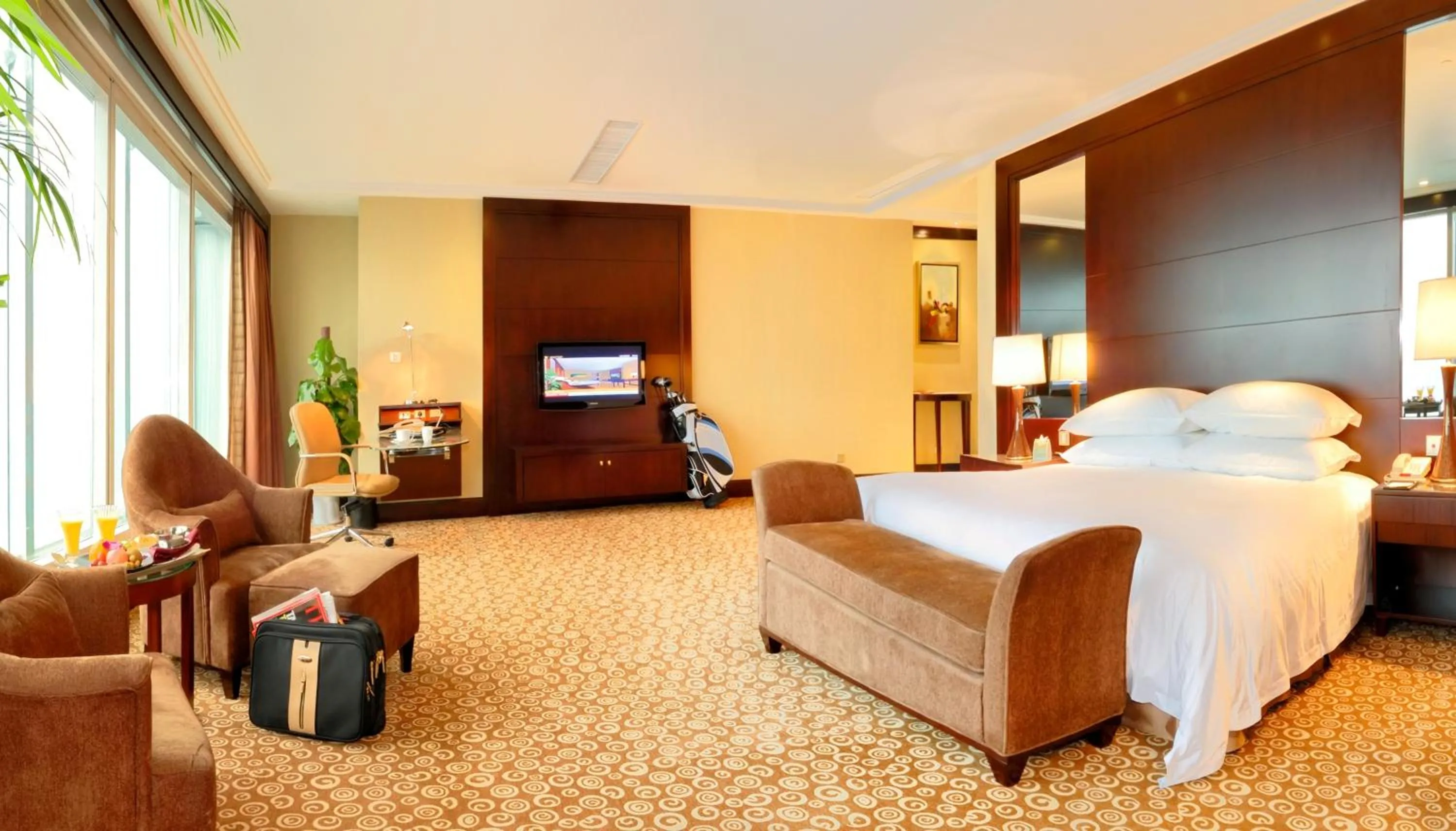 Photo of the whole room in Golden Eagle Summit Hotel (Downtown)