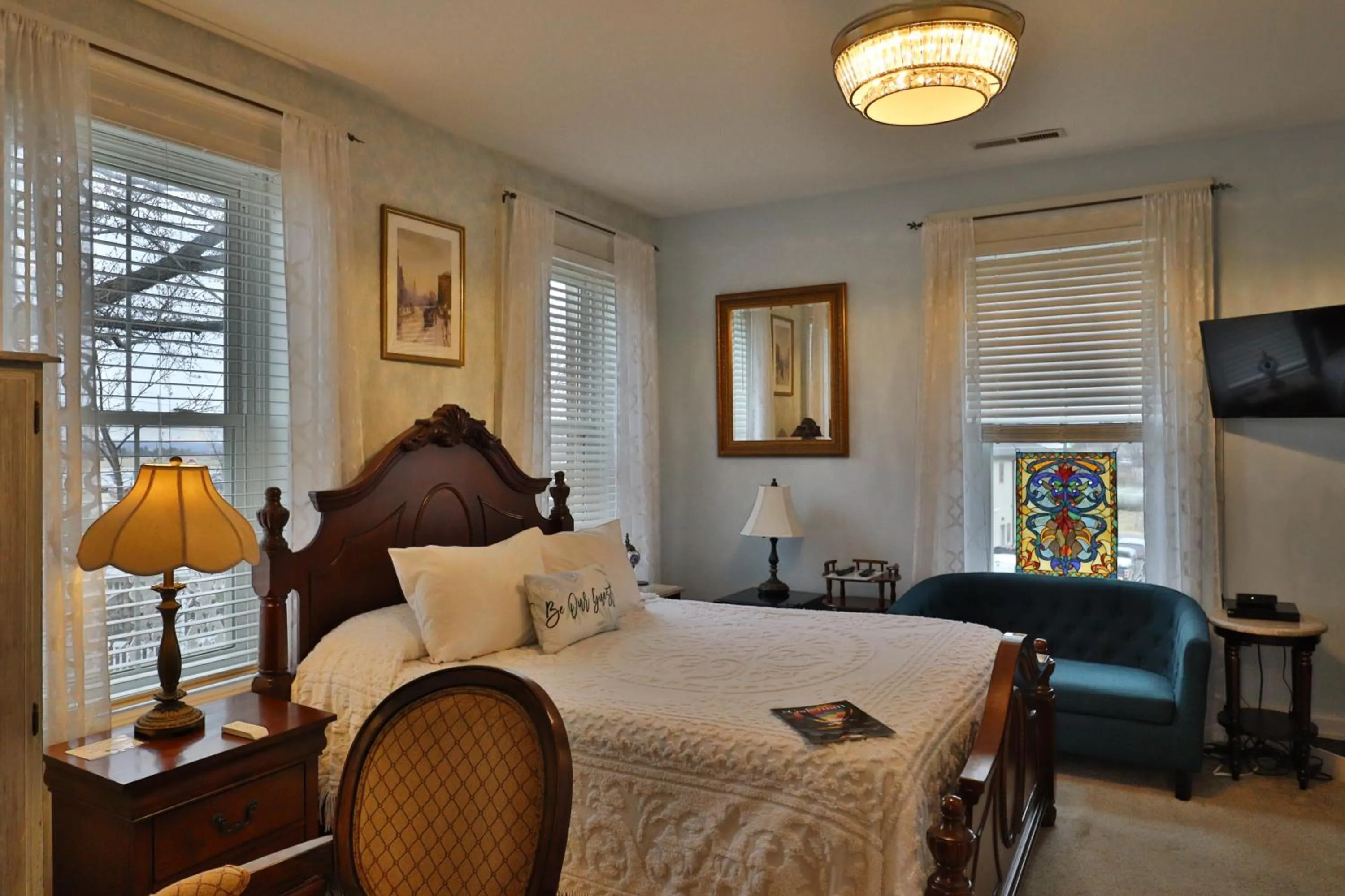 Bed in Cloran Mansion Bed & Breakfast