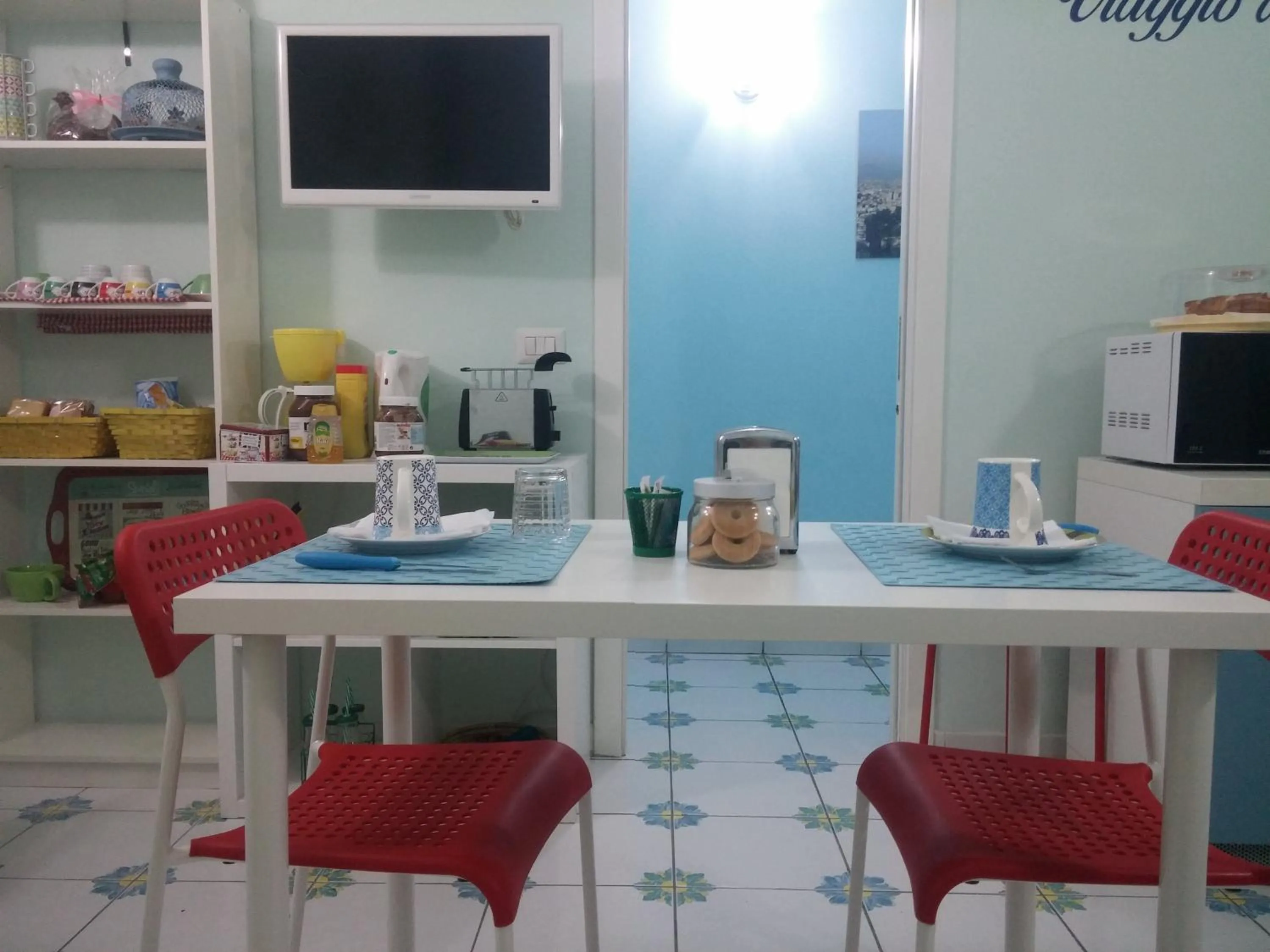 Communal kitchen in Viaggio a Napoli B&B