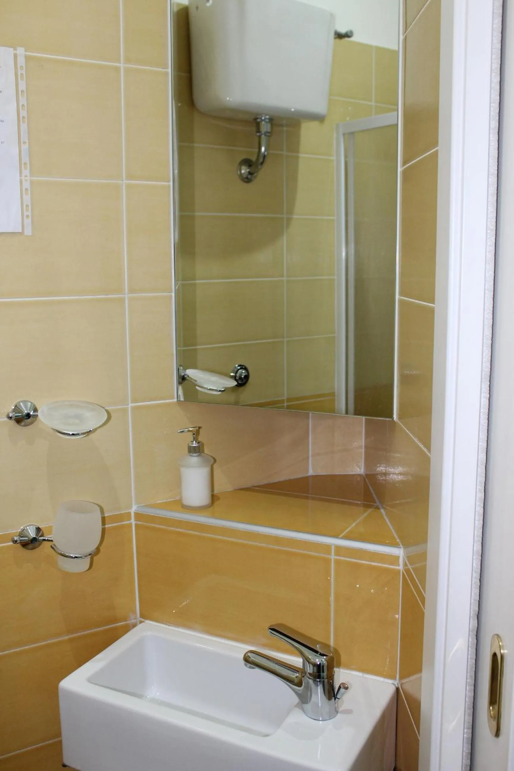 Bathroom in Viaggio a Napoli B&B