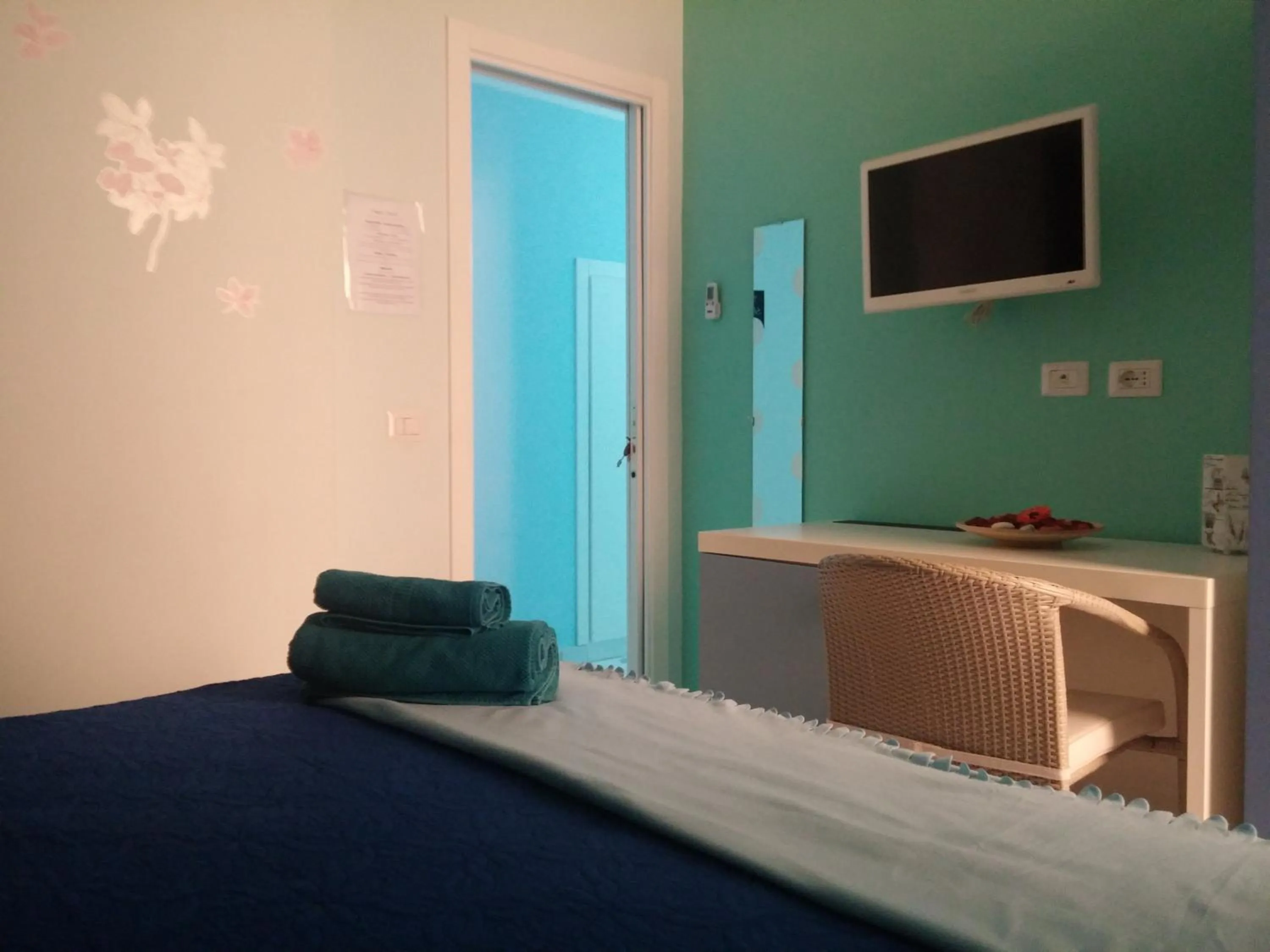 Photo of the whole room, Bed in Viaggio a Napoli B&B