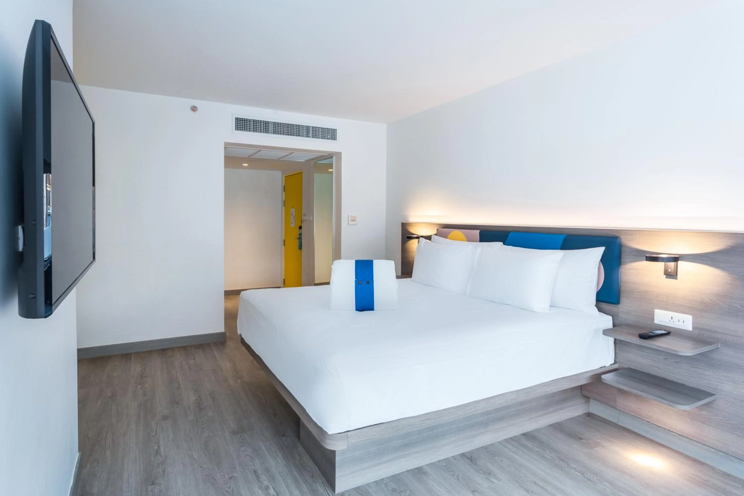 Photo of the whole room, Bed in COSI Pattaya Wong Amat Beach - SHA Plus Certified