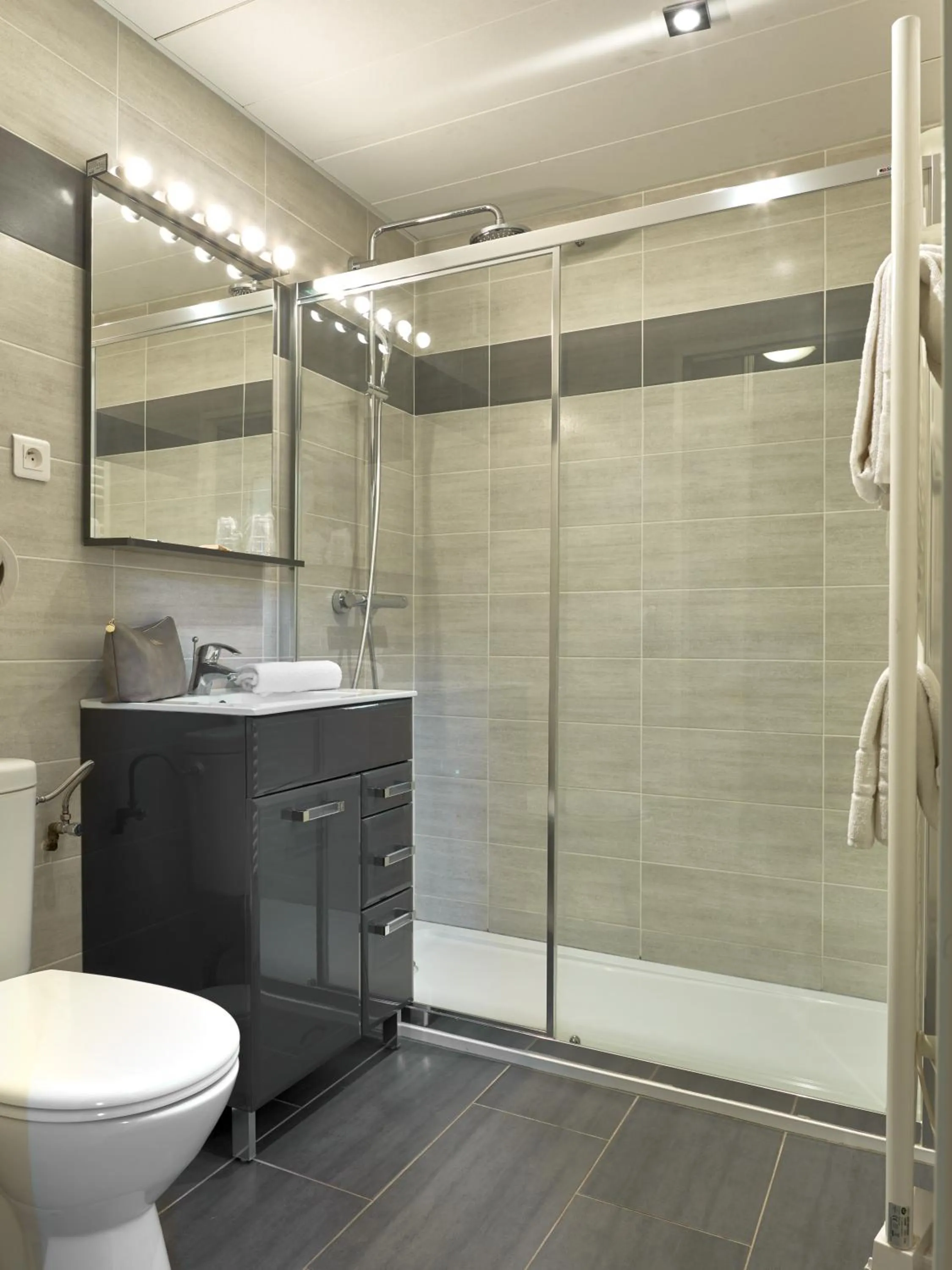 Shower in Grands Chênes du Parc