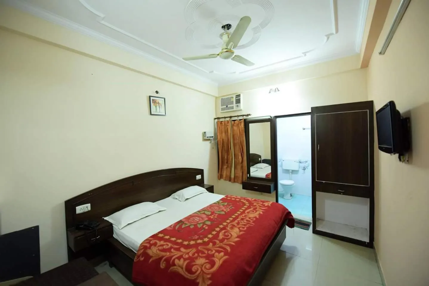 Photo of the whole room, Bed in Hotel Ganga Vilas