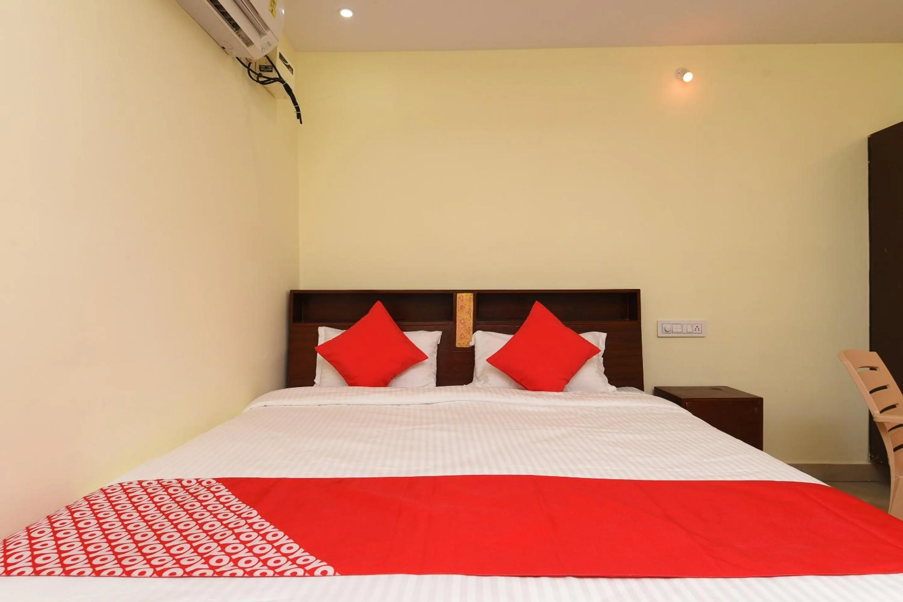 Bedroom, Bed in Hotel O Andhra Pradesh Hotels Association