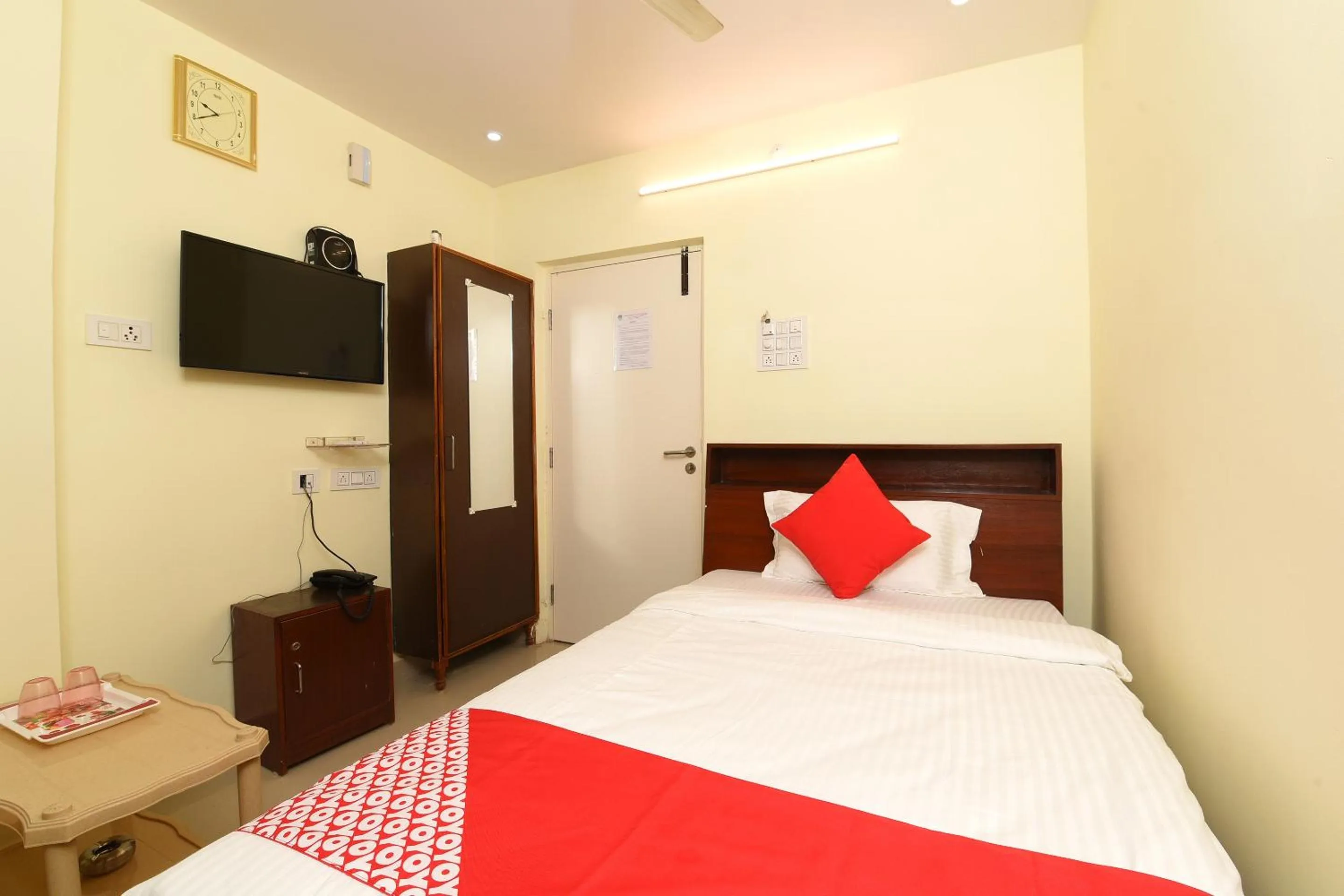 Bedroom, Bed in Hotel O Andhra Pradesh Hotels Association
