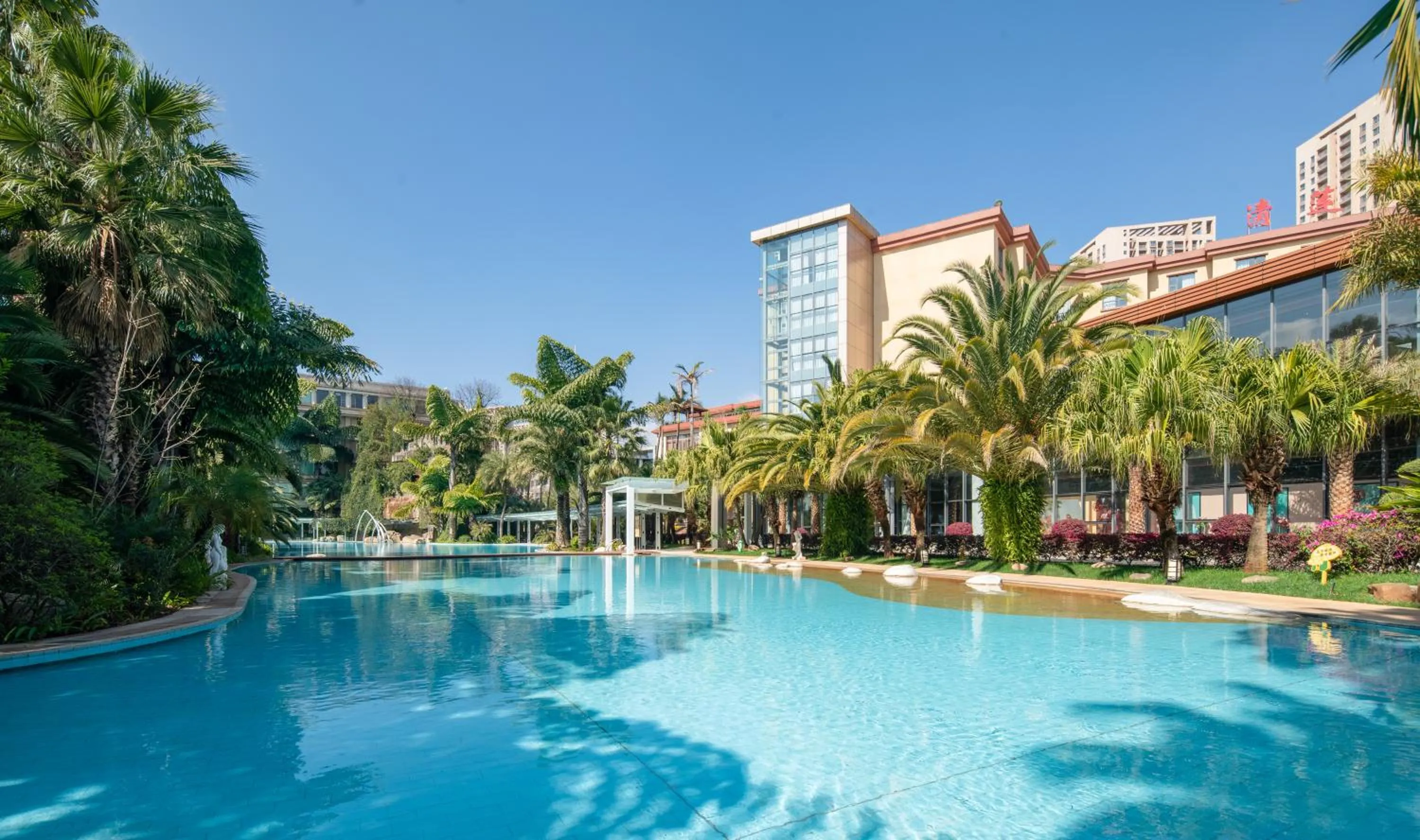 Swimming pool in Yun'an Huidu Hotel
