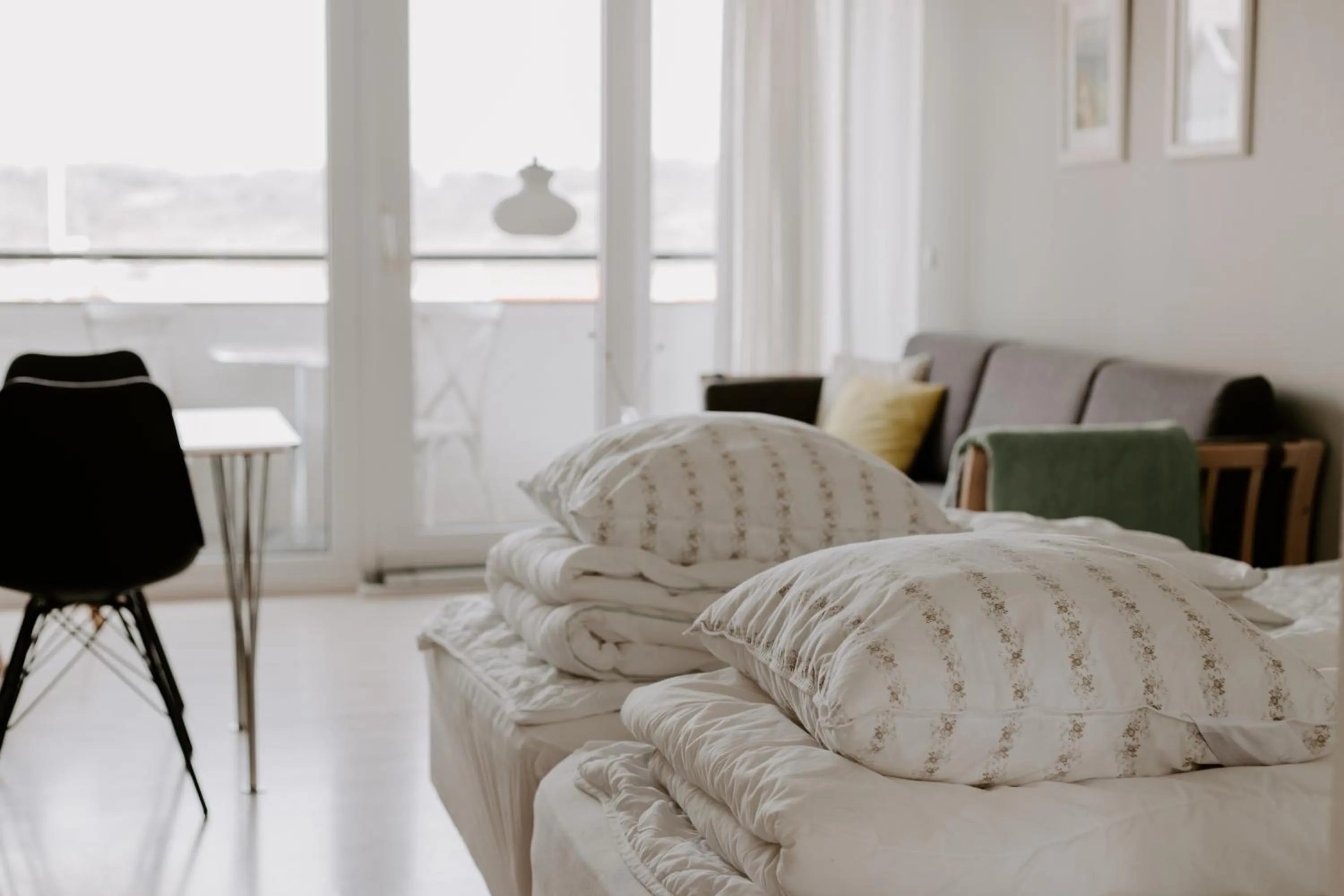 Living room, Bed in Hotel Sandvig Havn