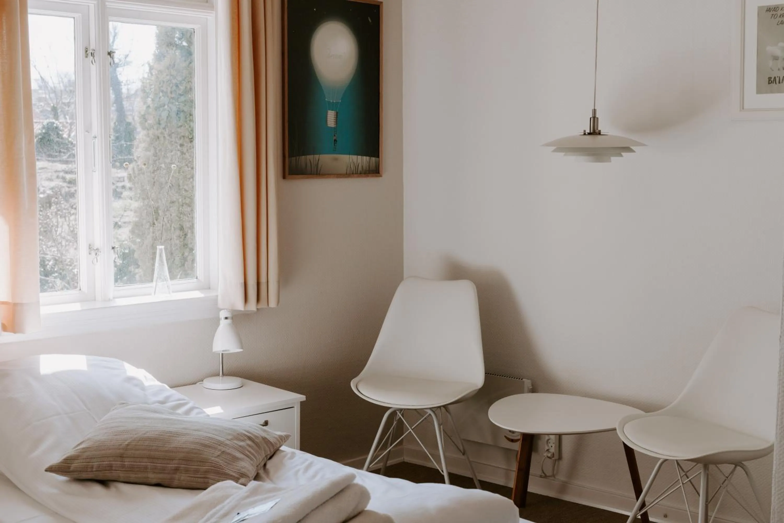 Living room, Bed in Hotel Sandvig Havn