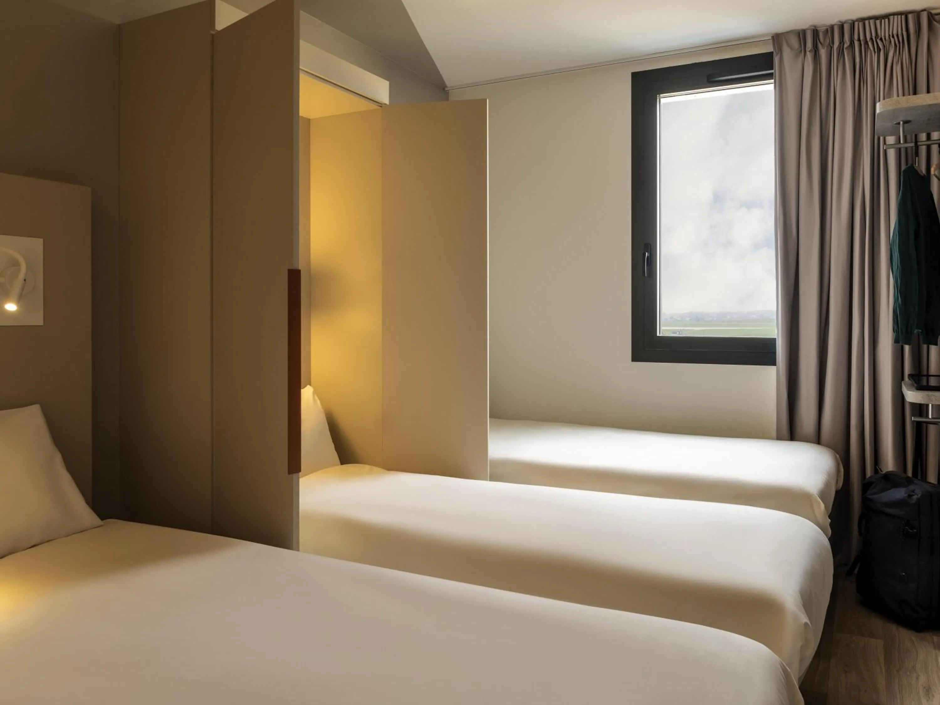 Bedroom, Bed in ibis budget Gonesse Le Bourget