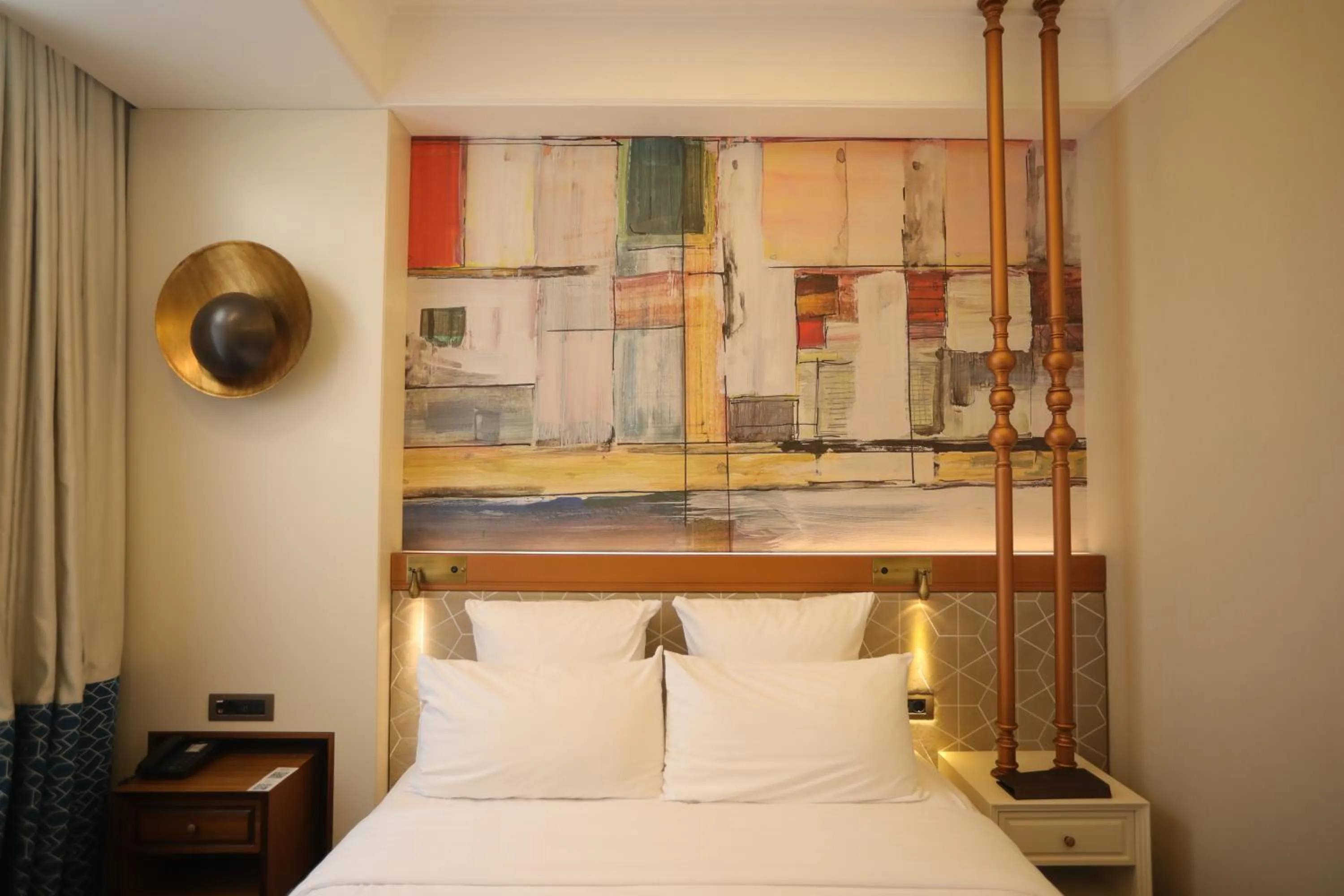 Text overlay, Bed in Mercure Istanbul Sirkeci