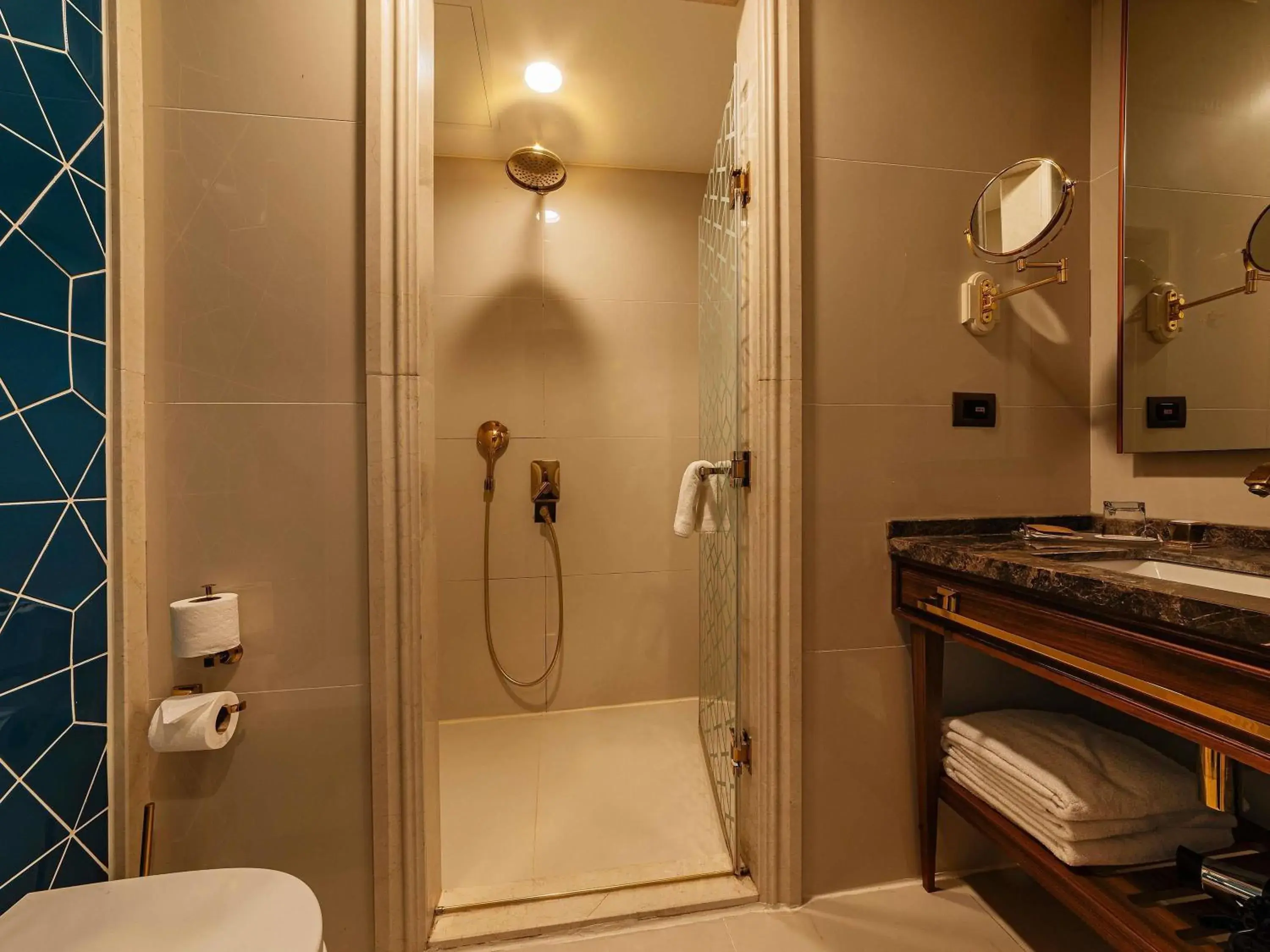 Deluxe Room Twin Beds in Mercure Istanbul Sirkeci Deluxe Room Twin Beds in Mercure Istanbul Sirkeci