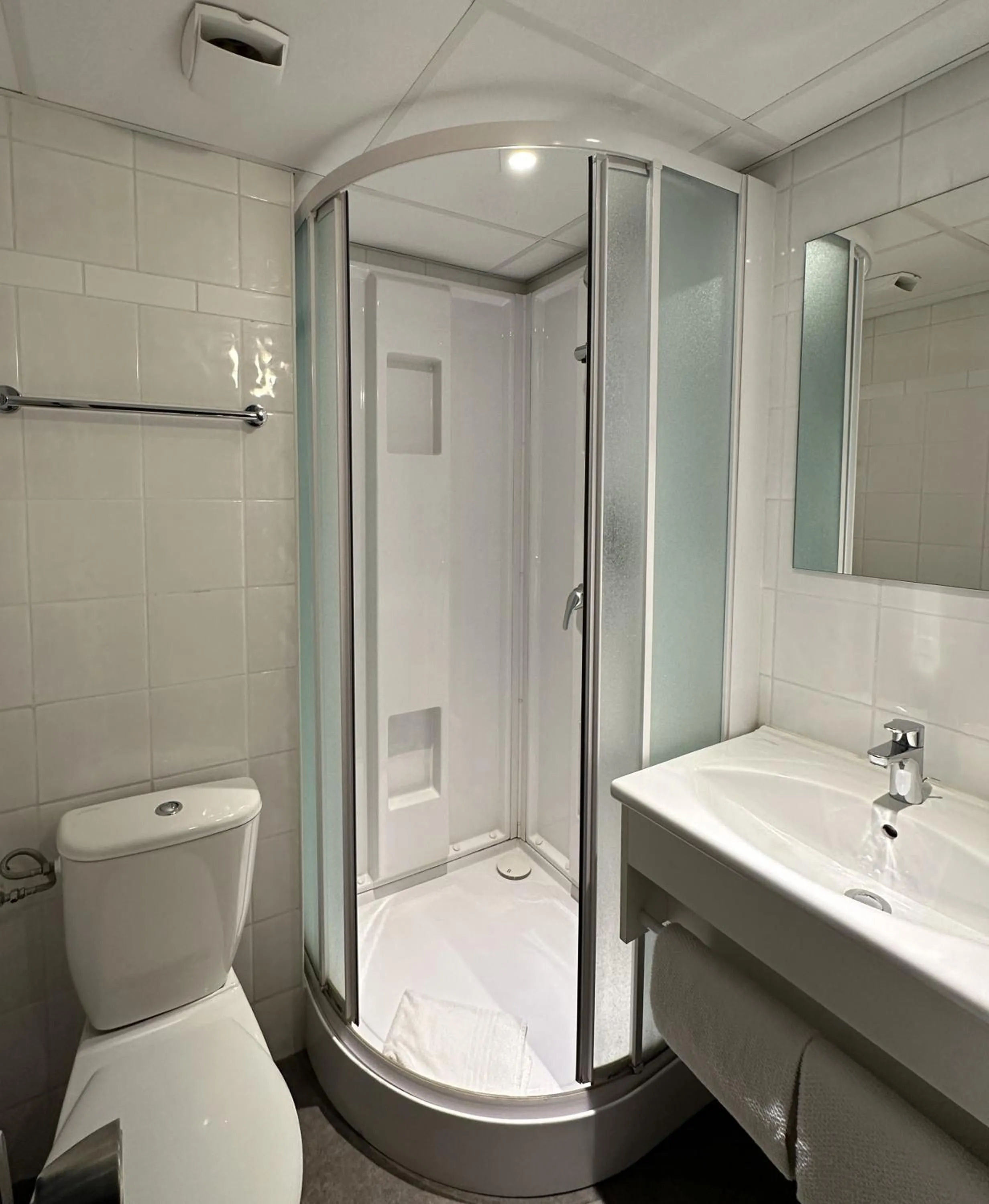 Bathroom in ibis budget Cahors