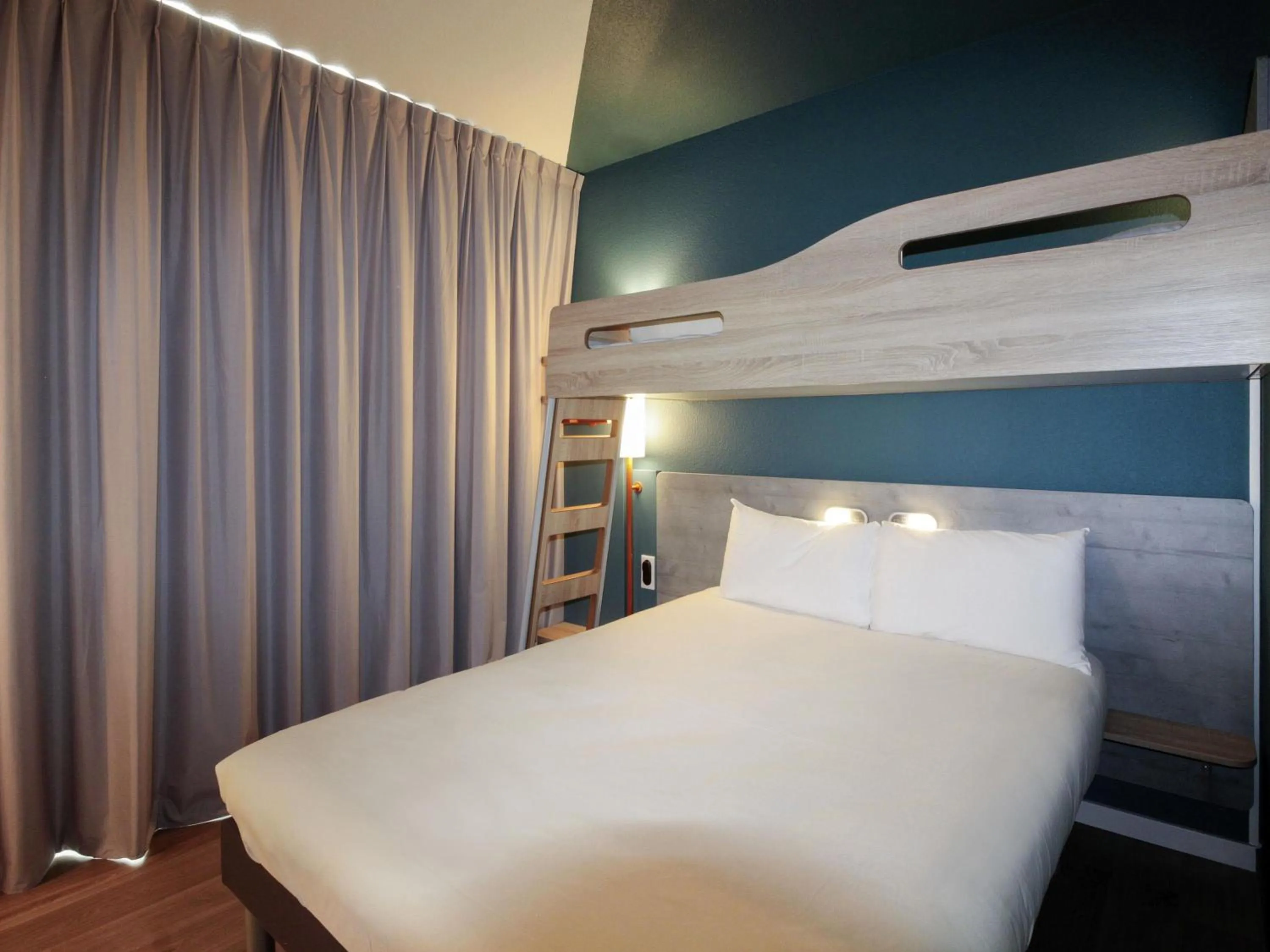 Bedroom, Bed in ibis budget Cahors