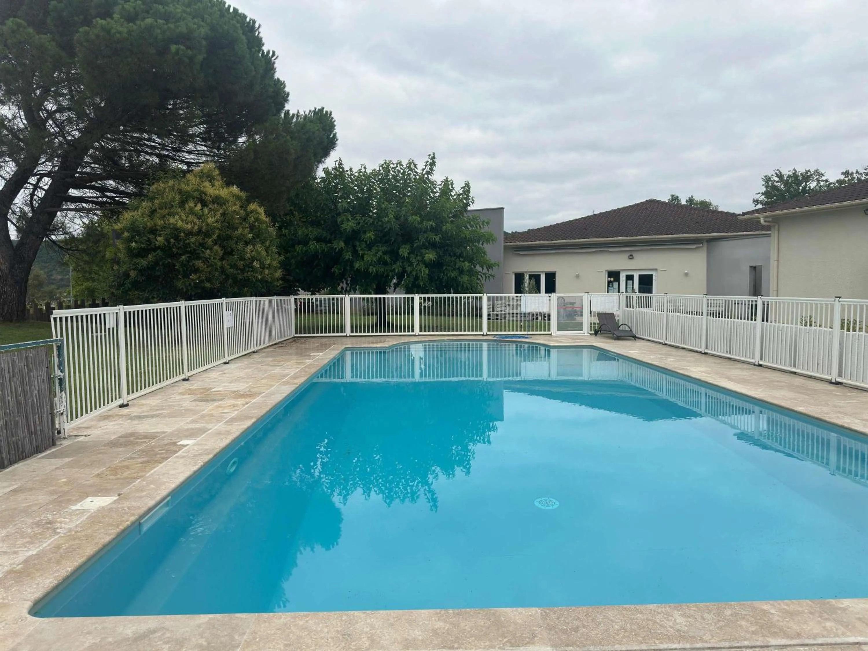Pool view in ibis Cahors